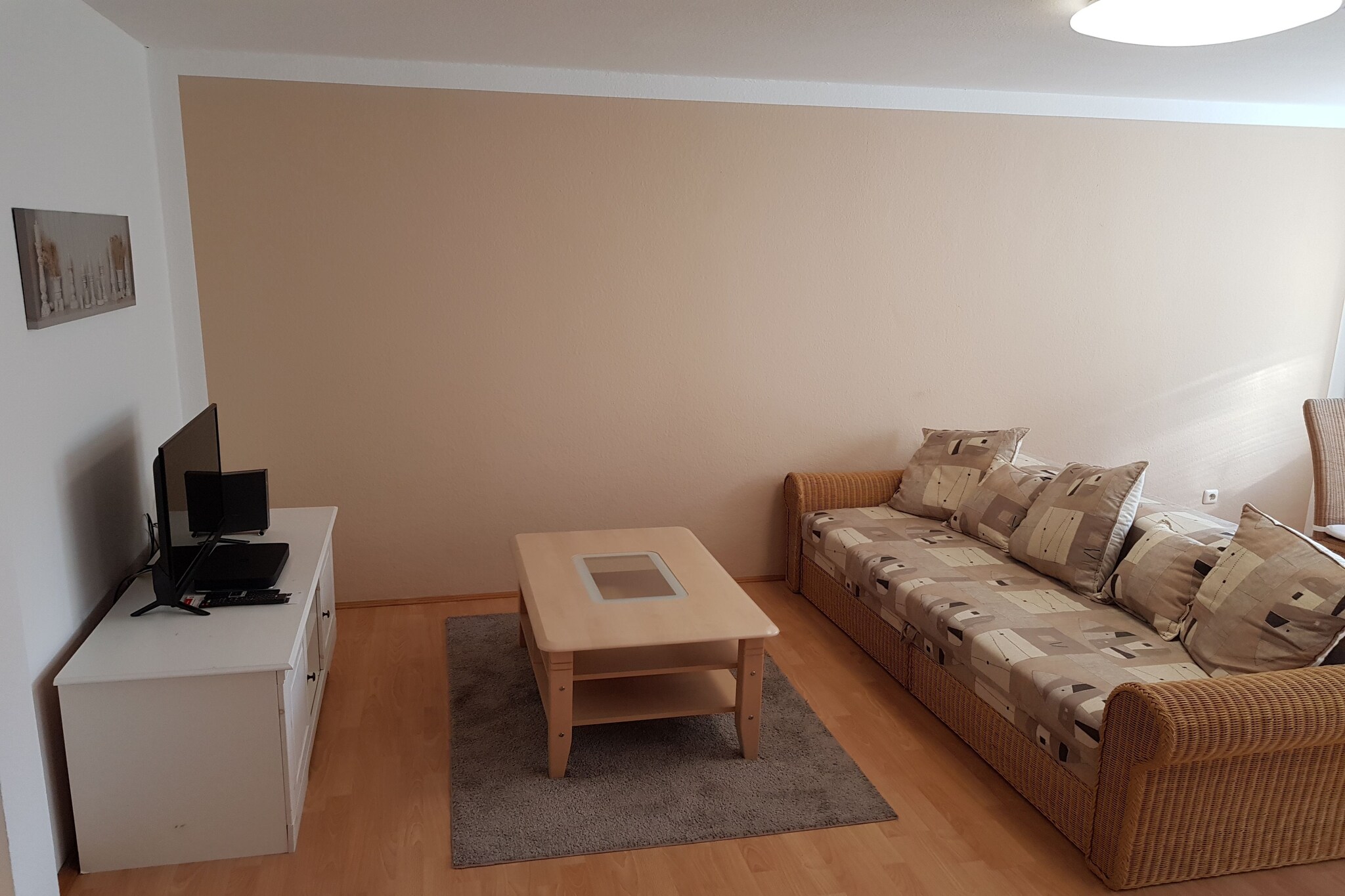 Situated in the heart of Kamenz, this cozy second-floor apartment offers a comfortable stay for up to 4 guests. Ideal for couples or small families, the home features a bedroom with a double bed (180 x 200 cm) and a living/bedroom with a double sofa bed (120 x 160 cm), flatscreen TV, and dining table for four.

The kitchen is well-equipped with a ceramic 4-ring stove, oven, fridge-freezer, electric kettle, and filter coffee machine, making it easy to prepare meals at home. The bathroom includes a bathtub, washbasin, and toilet, offering comfort and convenience.

Guests benefit from on-site parking, and the location couldnâ€™t be more centralâ€”just 50 m from the town center, with a bakery (100 m), general supplies (500 m), and a bus stop only 10 m away. The train station is just 1 km, and Dresden Airport is reachable within 40 km, making this a great base for exploring Saxon culture and countryside.