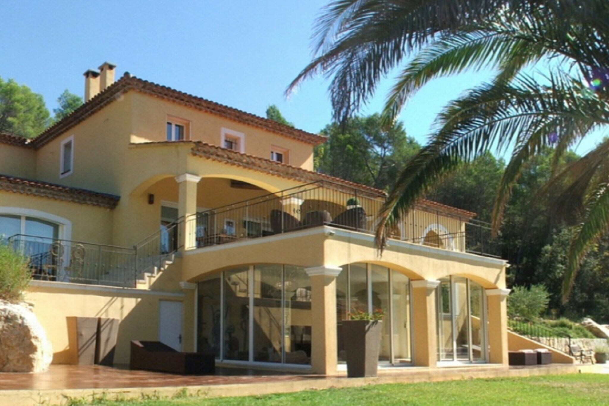Exclusive villa in Lorgues with private pool and tennis court