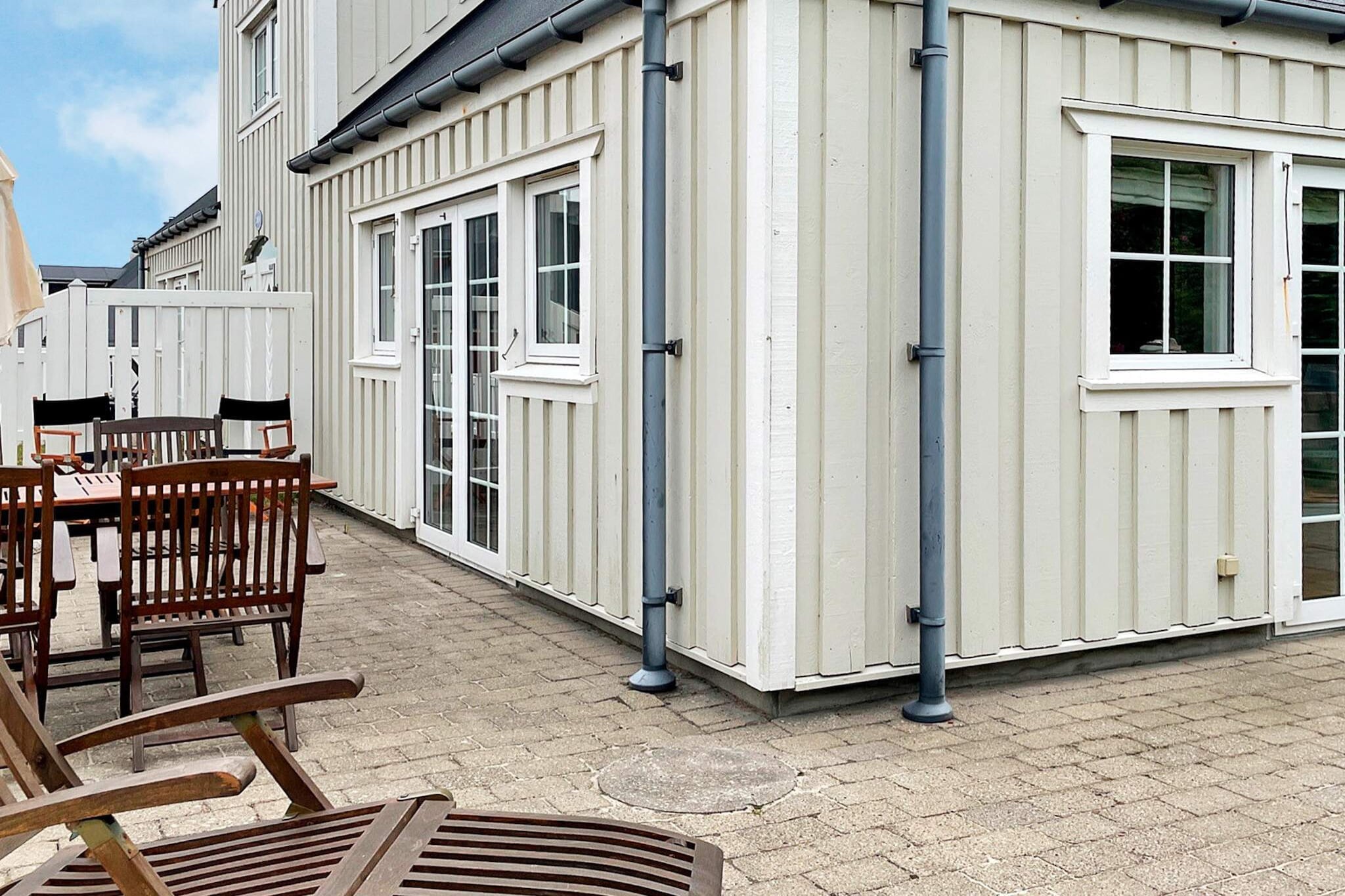 Internet Access DSL, open kitchen(cooker(electric), hood, coffee machine, microwave, dishwasher, fridge(+ freezer)), Living/bed room(TV(cable, german television channels, danish TV channels (DR1 and TV2))), bedroom(2x single bed), bedroom(2x single bed), bathroom(floor heating)(tumble dryer, bathtub or shower, washbasin, toilet, washing machine), bathroom(washbasin, toilet), Bubble bath(indoor, heated, 2 persons), sauna(indoor, 4 persons), heating(electric), terrace