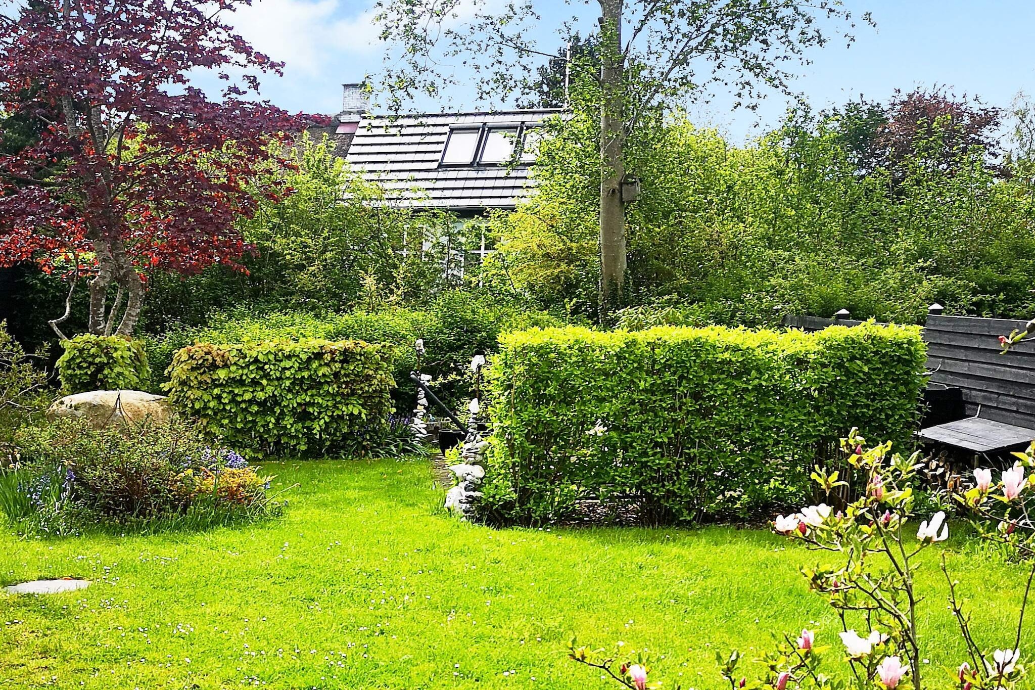 Internet Access DSL, Living room(3x single folding bed), open kitchen(cooker(electric), hood, coffee machine, dishwasher, fridge-freezer), Living/bed room(single folding bed, TV, DVD player, radio, chromecast), bedroom(double bed), bedroom(2x single bed), bathroom(floor heating)(bathtub or shower, washbasin, toilet, washing machine), bathroom(washbasin, toilet), Bubble bath(indoor, 2 persons), heating(electric), terrace, terrace(roofed), BBQ, air to air heatpump