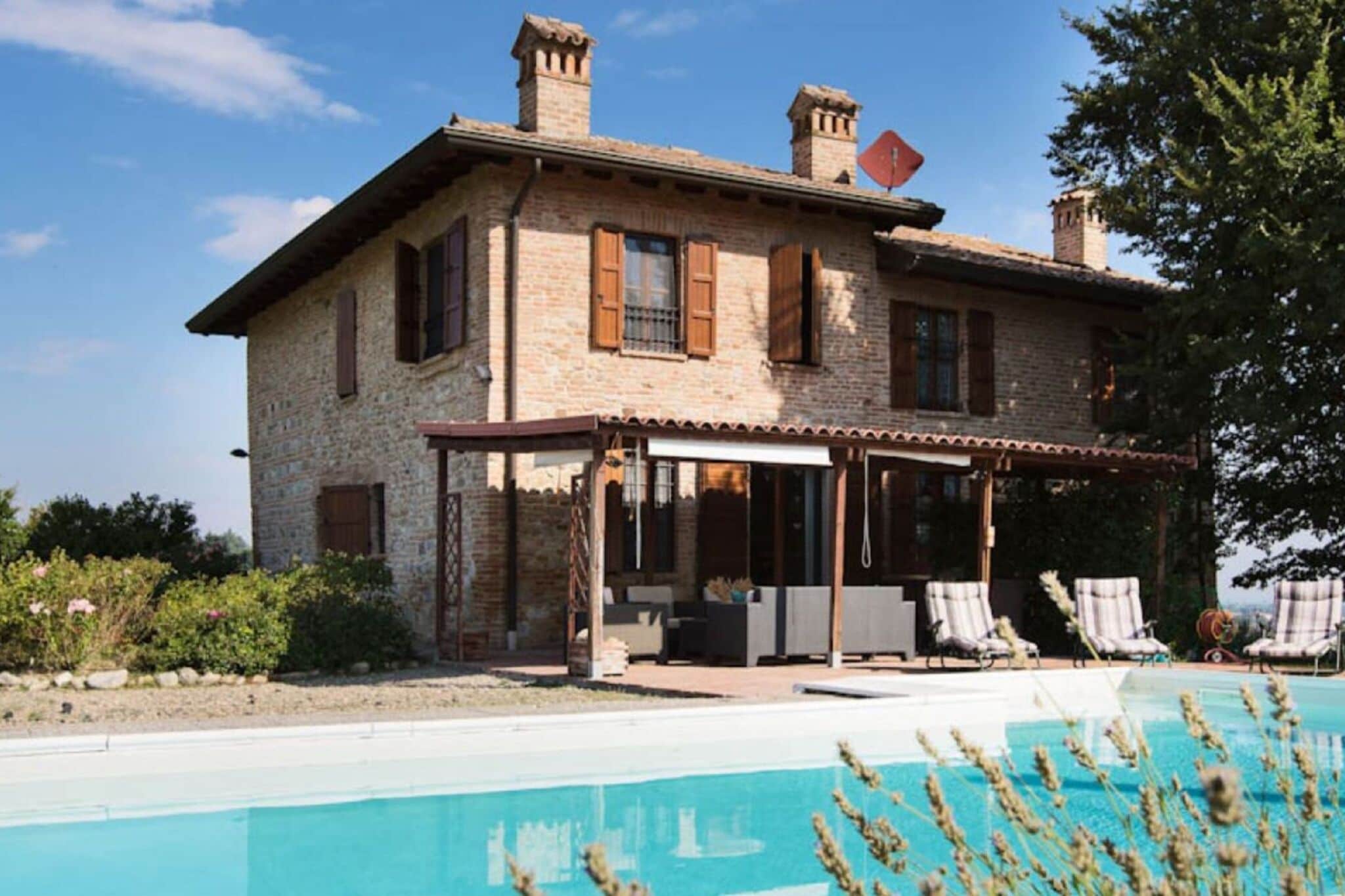 Maison de vacances ensoleillée à Salsomaggiore Terme avec piscine