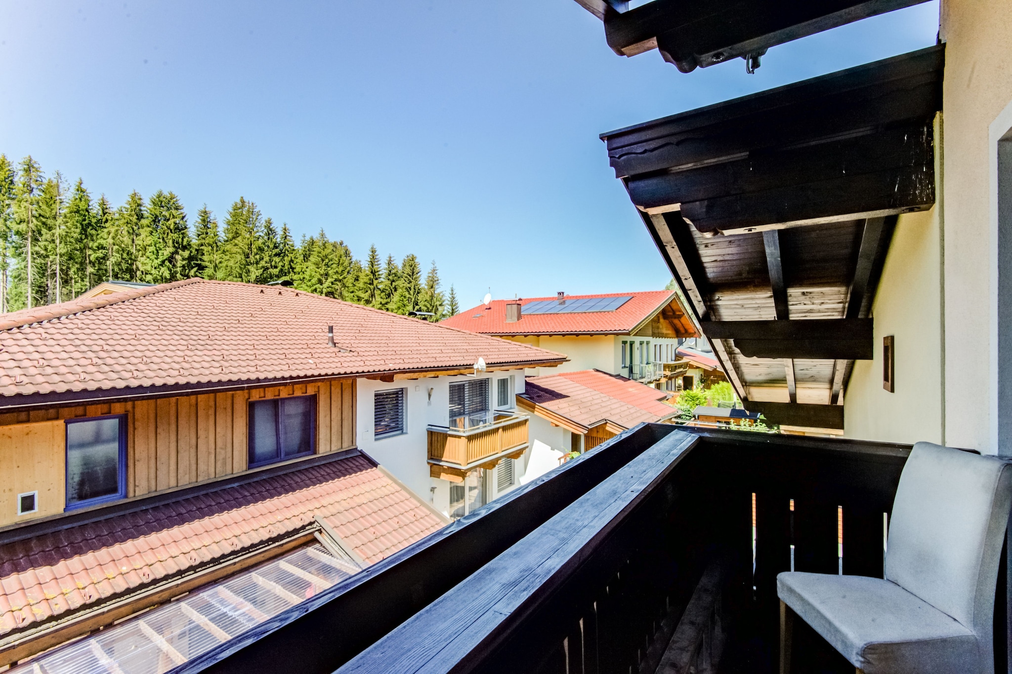 On the 1st floor: (Living room(single sofa bed, TV, stove), open kitchen(cooker, coffee machine, oven, dishwasher, fridge-freezer, washbasin), bedroom(double bed), bedroom(single bed, cot), bathroom(bath tub, washbasin), bathroom(washbasin, toilet), balcony)\n\nparking