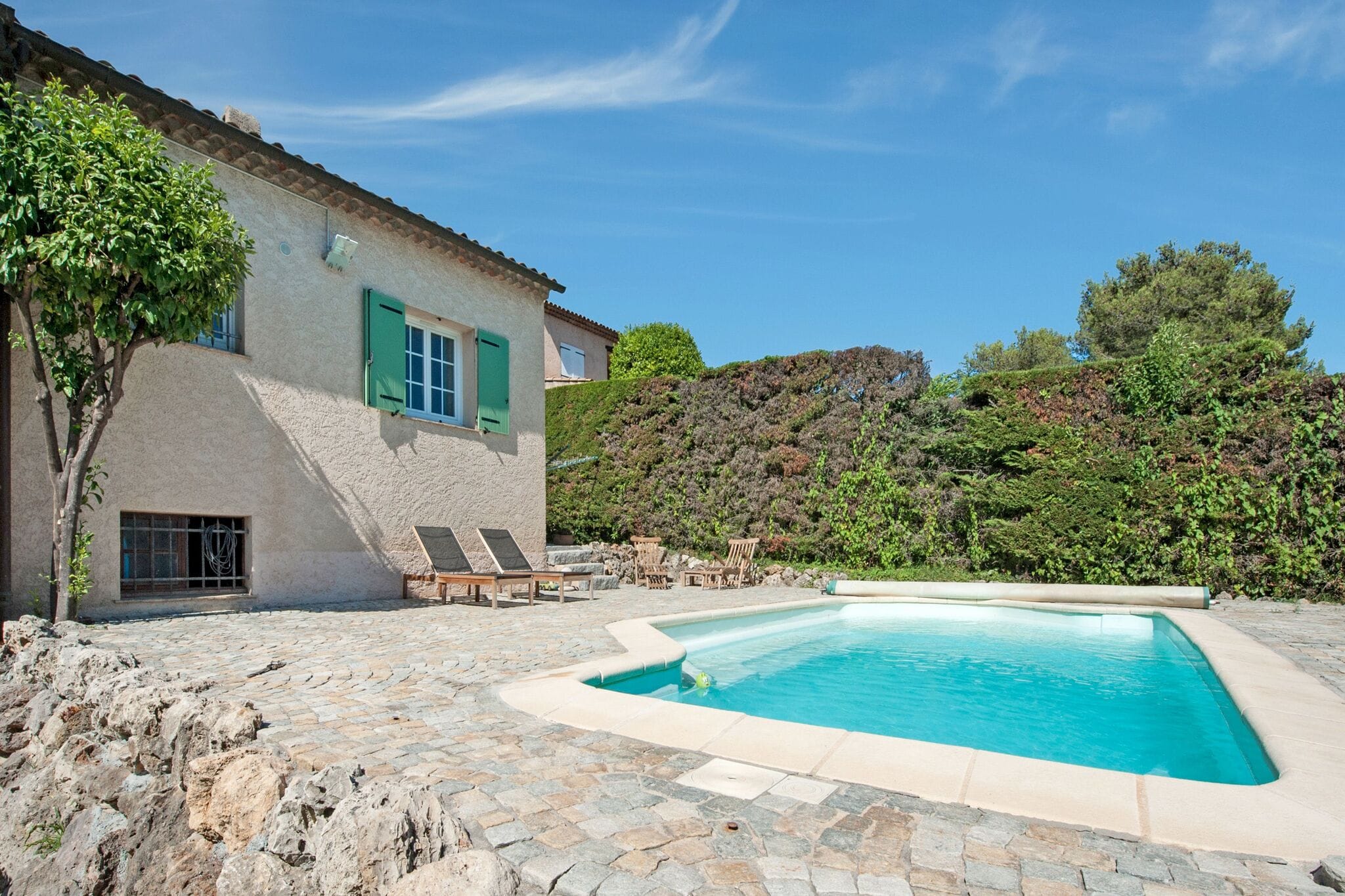 Zonnig vakantiehuis in La Roquette-sur-Siagne met zwembad