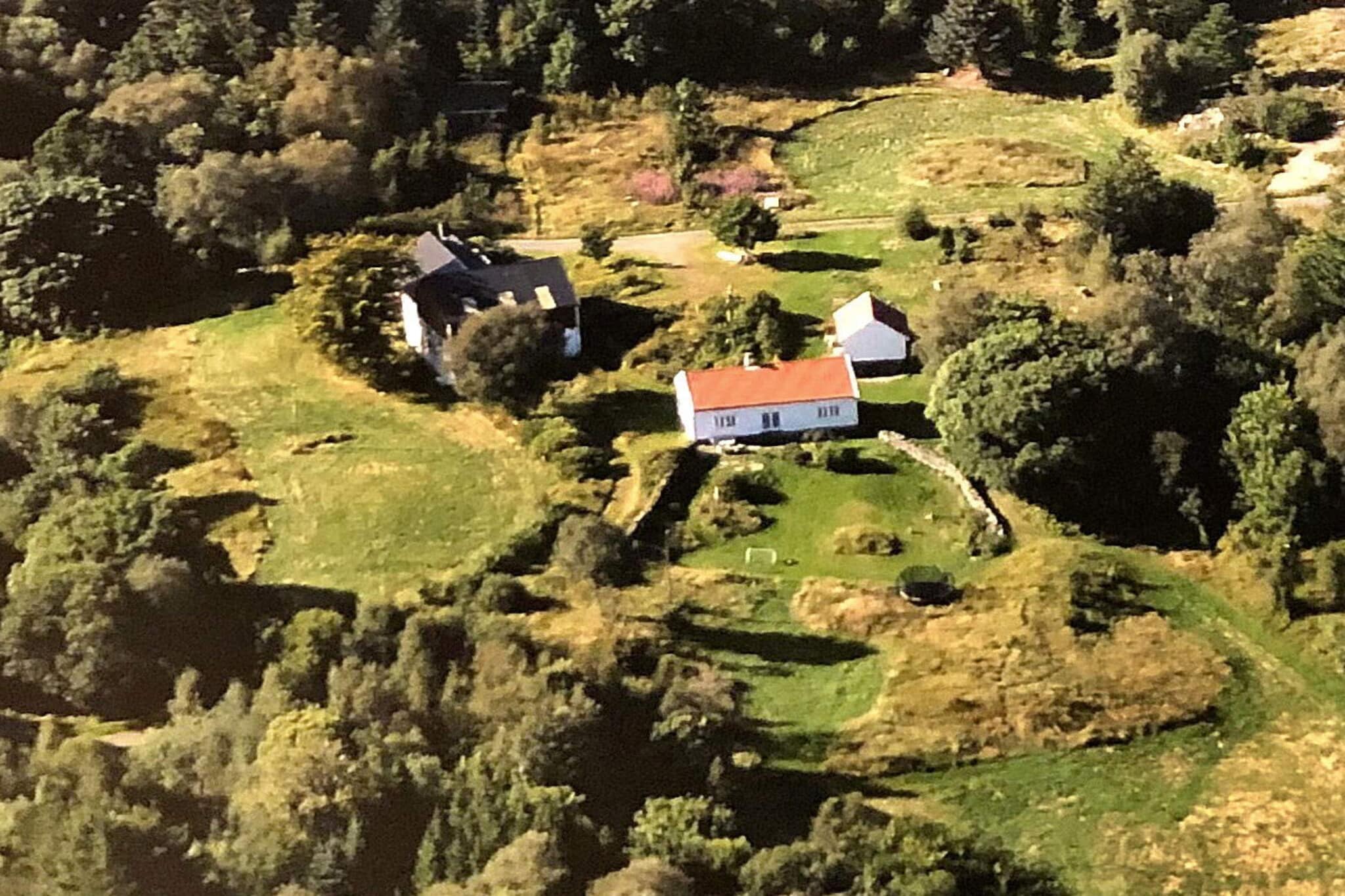 open kitchen(cooker(electric), hood, coffee machine(filter), oven, microwave, dishwasher, fridge, freezer(200-249L), washing machine), Living/bed room(36 m2)(TV(cable, german television channels, norvegian TV channels ), netflix), bedroom(double bed), bedroom(2x single bed), bedroom(2x single bed), bathroom(floor heating)(bathtub or shower, washbasin, shower, toilet), heating(electric), terrace(23 m2), garden, garden furniture, BBQ, parking