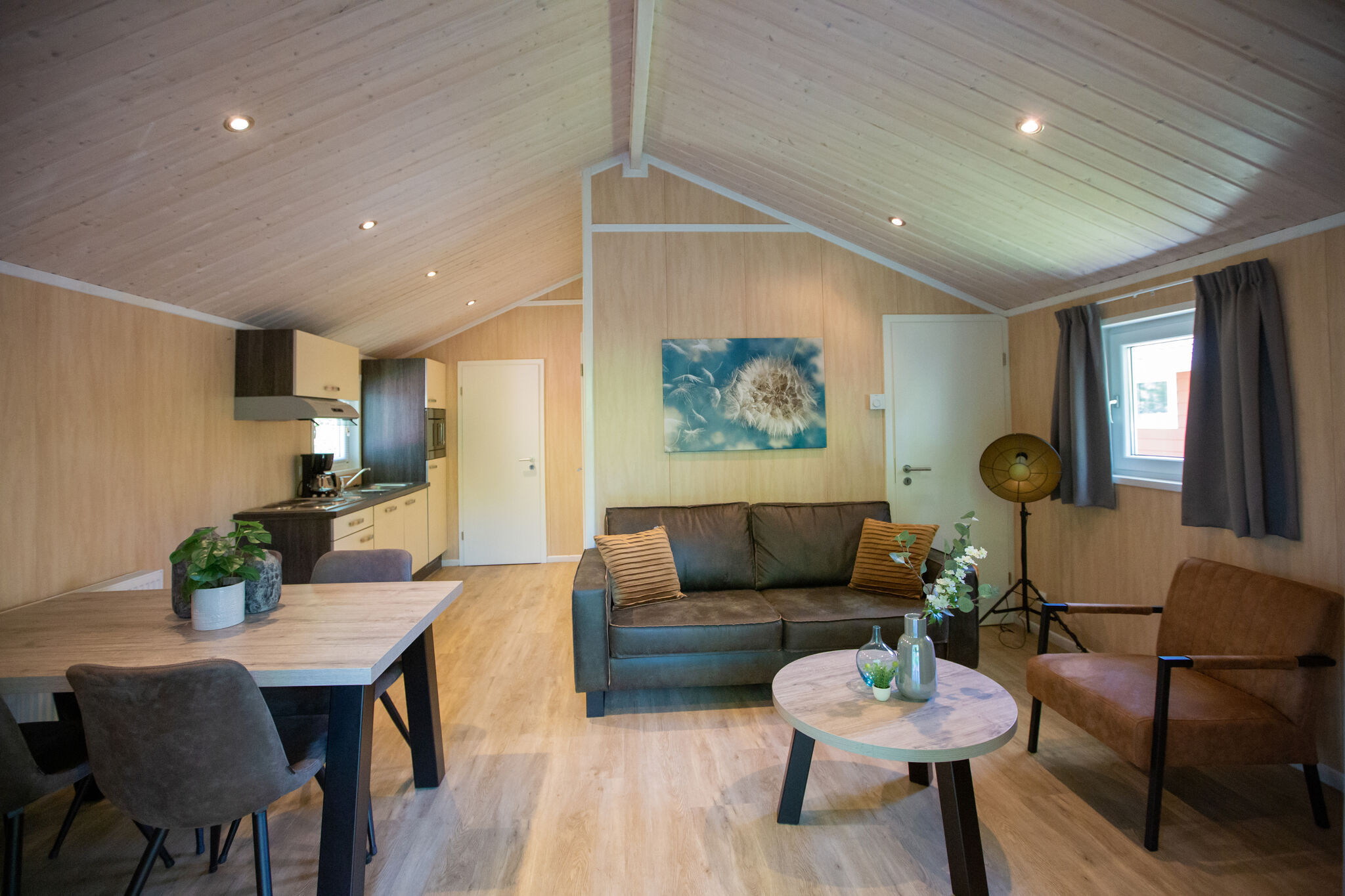 Beautiful lodge with dishwasher, located on a holiday park in Brabant
