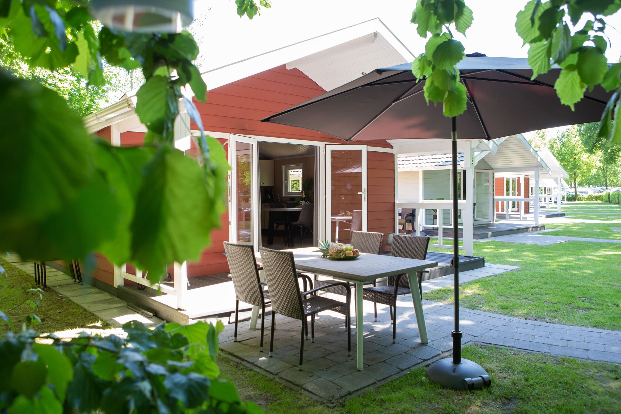 Schöne Lodge mit schöner Terrasse in einem Ferienpark in Brabant