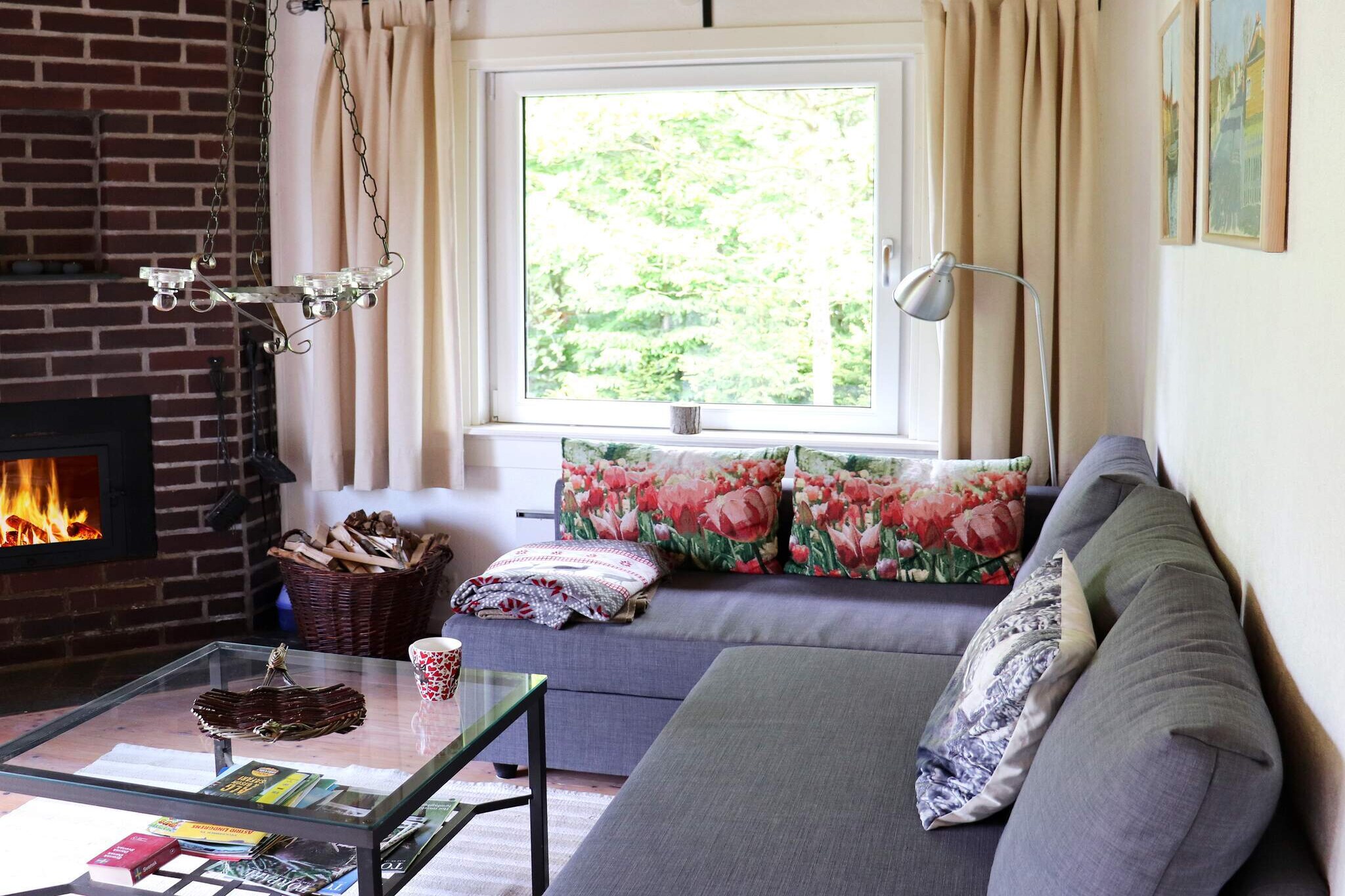 A very pleasant holiday home in a small holiday home area. The plot is nestled in beautiful forest, protected from view and peaceful. A short drive away you have the nice bathing place in Ã…sljungasjÃ¶n. There are also scenic walking paths around the lake. A perfect accommodation for nature lovers and families with children. A small, cozy and well-kept cottage with two smaller annexes. The main cottage has an open kitchen with dining area and living room. The living room has comfortable seating, a modern TV with chromecast and a wood burning stove to use on slightly cooler evenings. The bedroom with a double bed. The bathroom has a shower. Outside you have a lovely terrace with outdoor furniture and barbecue. Here you really enjoy the surrounding forest and the tranquility. Near the cottage there is a spacious annex with a double bed and a TV. Another smaller annex is available with two single beds, to be used as a reserve, as desired. The plot is hilly, beautifully framed with forest and flowering shrubs. There is room for all the family's activities. In the area there are nice walking paths and bike paths. The cottage is not rented to youth groups. From the cottage you have only a short car or bike ride to Ã…sljungasjÃ¶n. Here is a lovely swimming area with both jetty, diving tower and toilets as well as barbecue area. In the area there are several fine fishing lakes including pike, pikeperch, perch, tench, bream and eel. Fishing license required. Ã–rkelljunga's community is quite close. Here you will find everything you need for your holiday. Restaurants, cozy places to visit and several hiking trails. Just across HallandsÃ¥sen is VallÃ¥sen's ski resort in winter. Visit the BjÃ¤re and Kulla peninsulas. Here you will find lots of nice excursion destinations and strawberry places. A short drive away you have Ã„ngelholm's beautiful city with nice shops, the beautiful local park and its long beach.