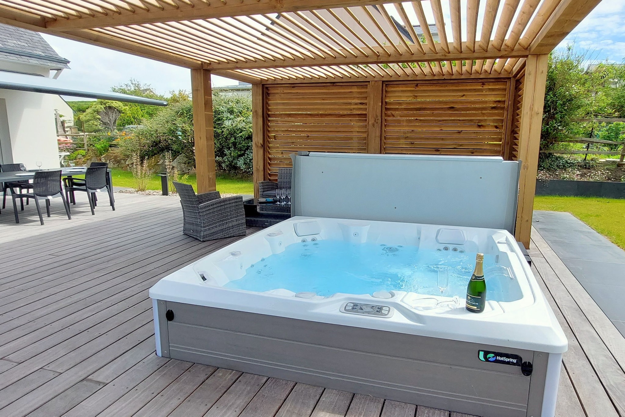 Modern holiday home with every comfort and jacuzzi in a quiet location on an enclosed garden plot near fantastic coastal landscapes. The view-protected, 70 square meter terrace area is surrounded by many exotic-looking palm trees. Pleasant outdoor dining and relaxing moments on the comfortable lounge garden furniture await you here. Plouarzel offers 11 km of coastline and a wealth of fine sandy beaches and small rocky coves. The highest megalith in France, the Menhir de Kerloas, also belongs to the municipality. The traditional festival of the crab takes place in August every year. The lighthouse in Trezien is 2.5 km away and can be visited. Boat trips to the islands of Ouessant and Molene are offered from the picturesque fishing port of Le Conquet. Bike rentals are available on these car-free islands. Something very special is a rubber boat trip (12-person boats) to the islands with seal colonies, a popular photo motif.
About Belvilla
At Belvilla, you experience holidays exactly the way you want. Choose from an extensive range of holiday homes, apartments and caravan parks from Europe to Florida. From a cabin by the Norwegian fjord to an exclusive villa on the Côte d'Azur, and from an apartment in Rome to a country estate in Tuscany. At Belvilla you will find the perfect holiday home for an unforgettable time with your family, partner or friends. You will also find holiday homes for larger groups, spread across various regions in Europe.
Belvilla offers a wide variety of holiday homes: small and cosy with a sauna or spacious with an outdoor pool, roof terrace and numerous bedrooms. At Belvilla, for example, you can choose from holiday homes in prime locations, with luxury amenities and homes particularly suitable for families. Of course, many holiday homes also have a space reserved for your dog. You can choose from practical holiday homes in popular holiday destinations, city houses in cosmopolitan cities such as Venice or Rome, dreamy holiday homes in top locations and spacious holiday homes with unique furnishings. Besides holiday homes by the sea, Belvilla also offers holiday homes with swimming pool and/or wellness facilities.