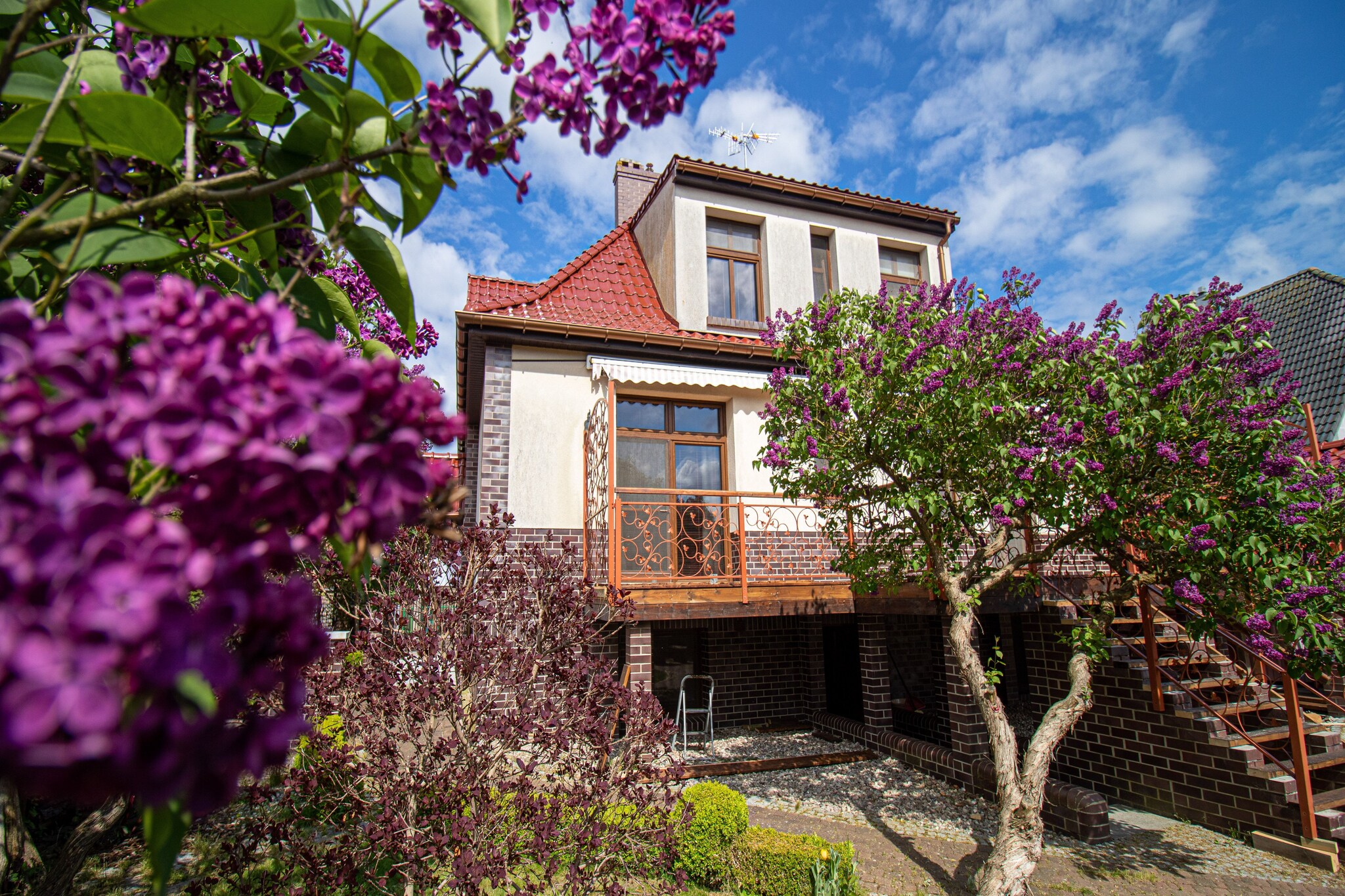 Perfect for large families or for a holiday with friends: Spacious holiday home with 300 square meters of living space spread over three floors. A total of five bedrooms and a living room are tastefully and high-quality furnished. On warm summer days you can certainly sit in the well-kept garden and on the large terrace with seating. Nothing stands in the way of a feel-good program - the treadmill, bubble bath and infrared sauna ensure that. Your holiday home is in a quiet location, about five minutes by car from the beach on the Baltic Sea, directly behind the German-Polish border. If you like a bit of hustle and bustle, head to the center of Swinoujscie (Swinoujscie), where there are many shops, restaurants and cafes.
Details: Tourist tax
Activities nearby: Swinoujscie, located near the Polish-German border, is the largest holiday resort on the island of Wolin and has an attractive tourist and gastronomic infrastructure. A wide variety of water sports are on offer and anglers can always find a quiet spot by the sea, lake or lagoon of Szczecin to cast their rods. The main means of transport should be bicycle, boat or your own feet to explore the beautiful countryside outside the town of Swinoujscies. Numerous, well-signposted cycle paths invite you to wonderful trips by bike. For those who prefer to be on the water, there are plenty of options: trips by canoe, pedal boat or motorboat are just as possible as a guided boat trip from one of the many harbors in the area.
Not suitable for people with reduced mobility