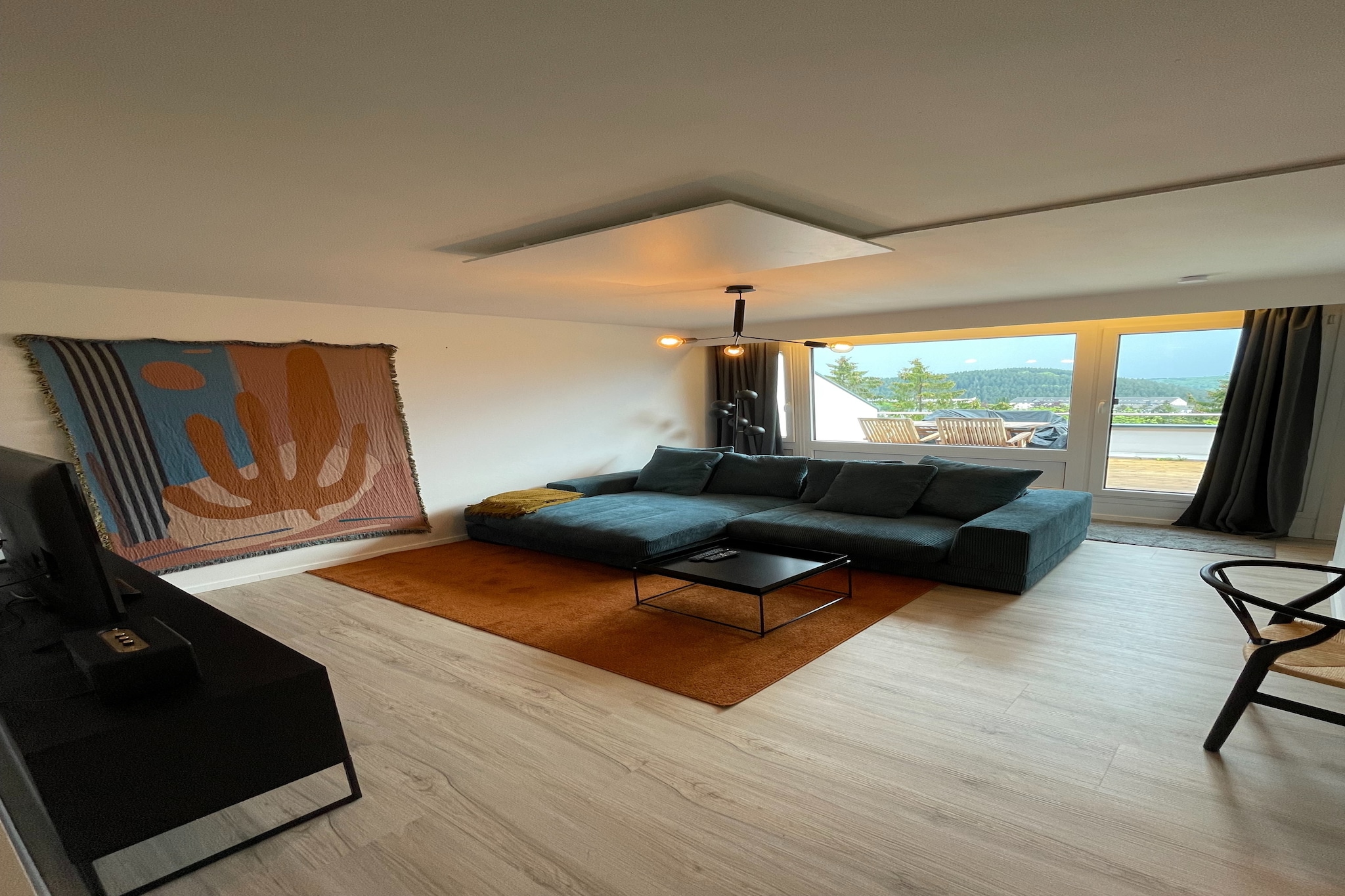 On the 8th floor: (open kitchen(cooker(ceramic), coffee machine(filter), oven, fridge-freezer), Living/diningroom(TV(flatscreen), dining table), bedroom(double bed), bedroom(3-person bunk bed), bathroom(shower, washbasin, toilet), Landing)\n\ngarage, tumble dryer(paid), sauna(shared with other guests), washing machine(paid), balcony, bicycle storage, private indoor pool, high chair