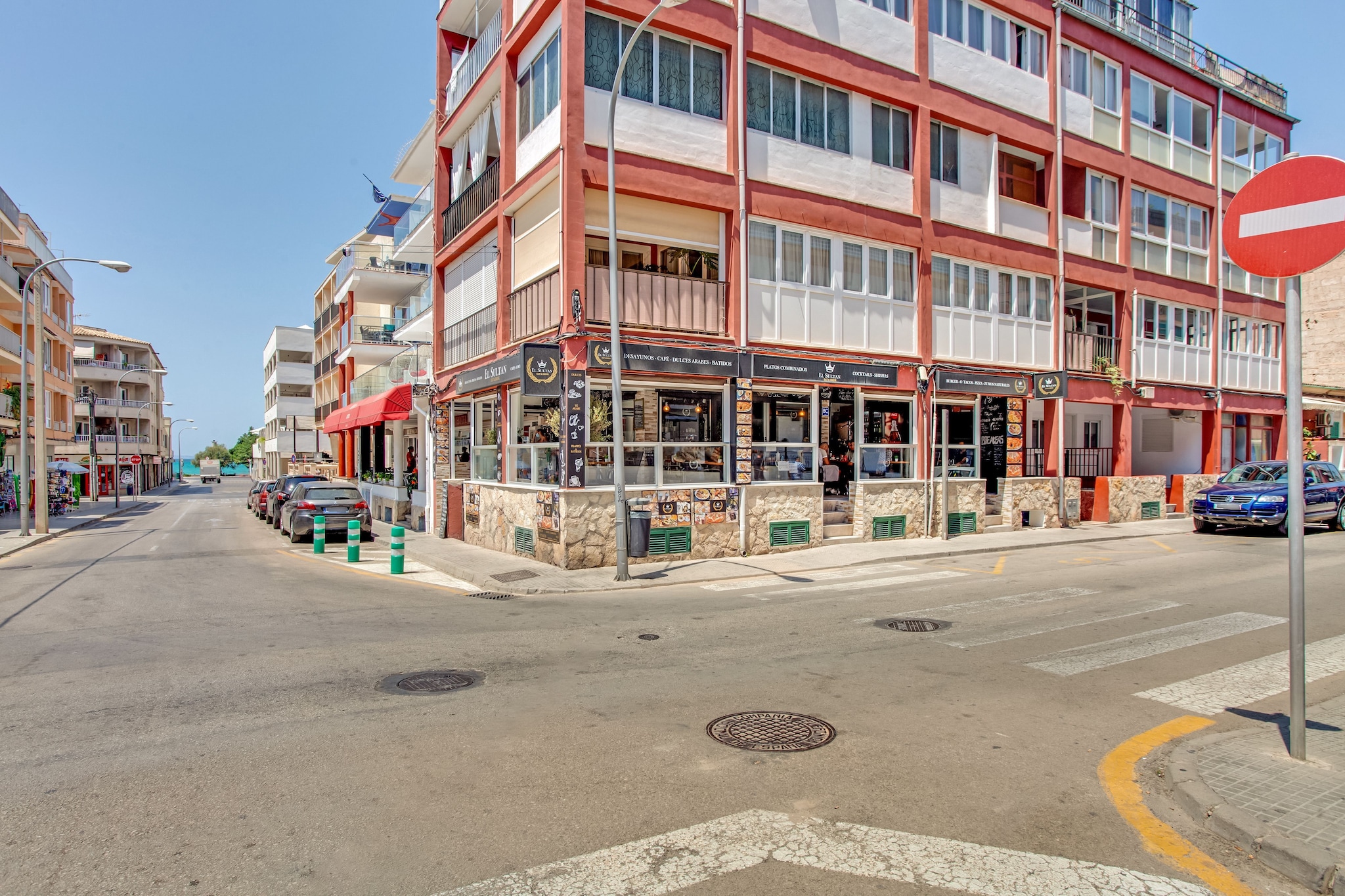 This sunny, renovated apartment is at a top location in Palma and walking distance from the beach. An ideal romantic stay with your partner in the most beautiful surroundings.
Enjoy the cultural life at Mallorca. Visit the Sineu market, the village of Valldemossa or spend a cozy day at the nearby Whala town of the mountain! Beach (500 m). Of course there are plenty of nice restaurants within walking distance of the house.
The apartment has a bedroom, a bathroom, a living / dining room and an open kitchen. The apartment has a fully equipped kitchen with kitchen utensils and there are towels and sheets. Enjoy a nice drink on the private terrace during your well-deserved vacation on this ultimate vacation island.