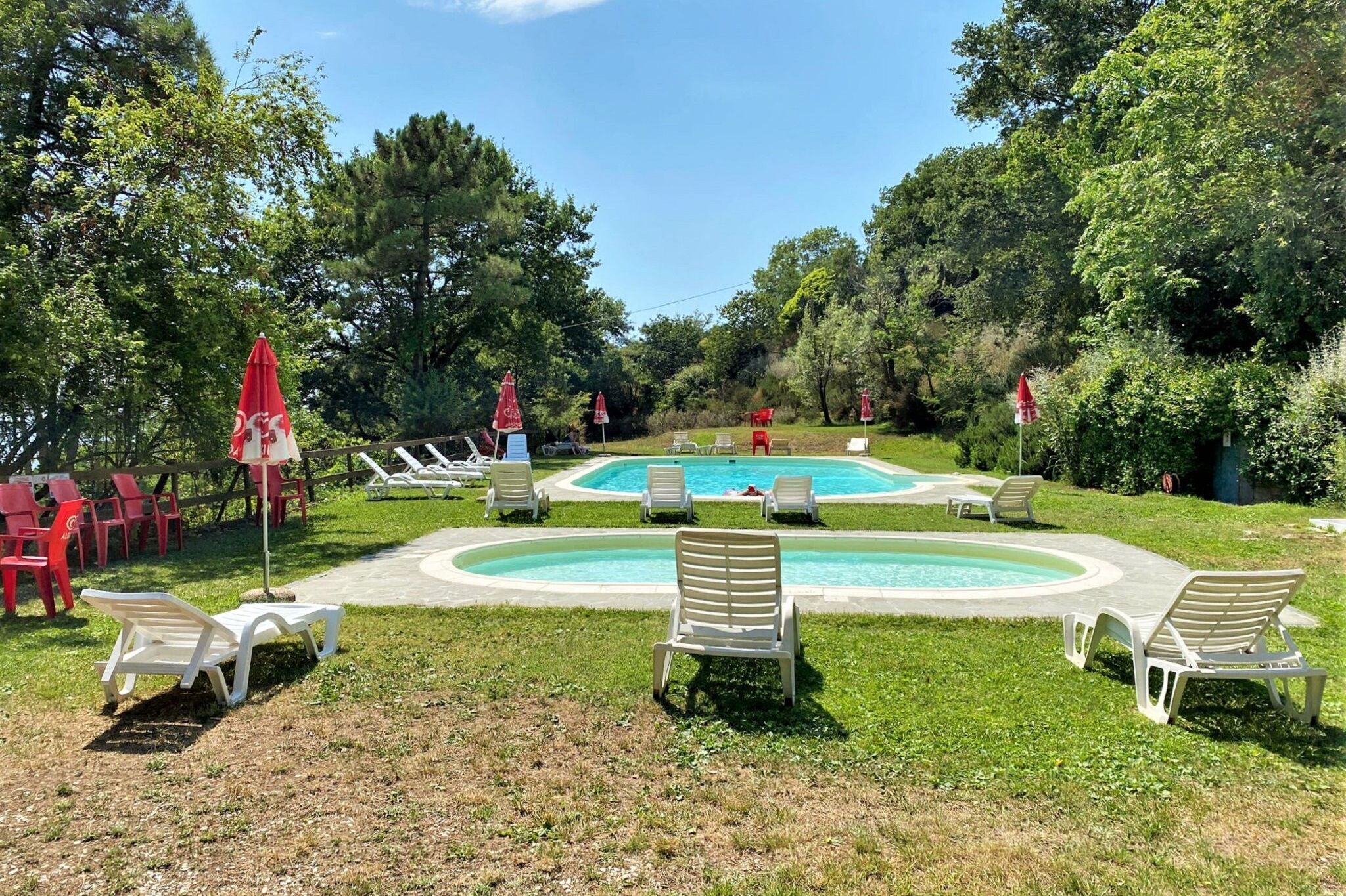 Charmant bungalow à Capraia e Limite avec piscine partagée