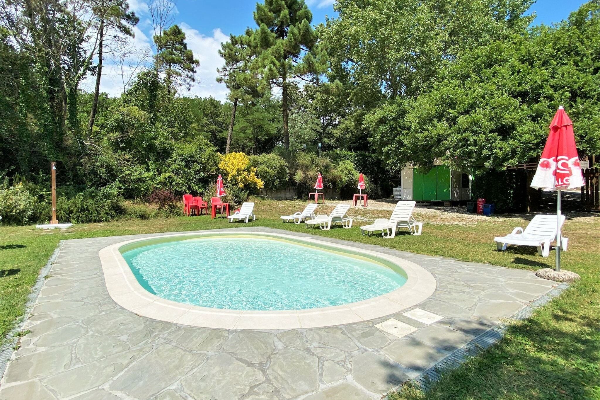 Sfeervolle bungalow met gedeeld zwembad