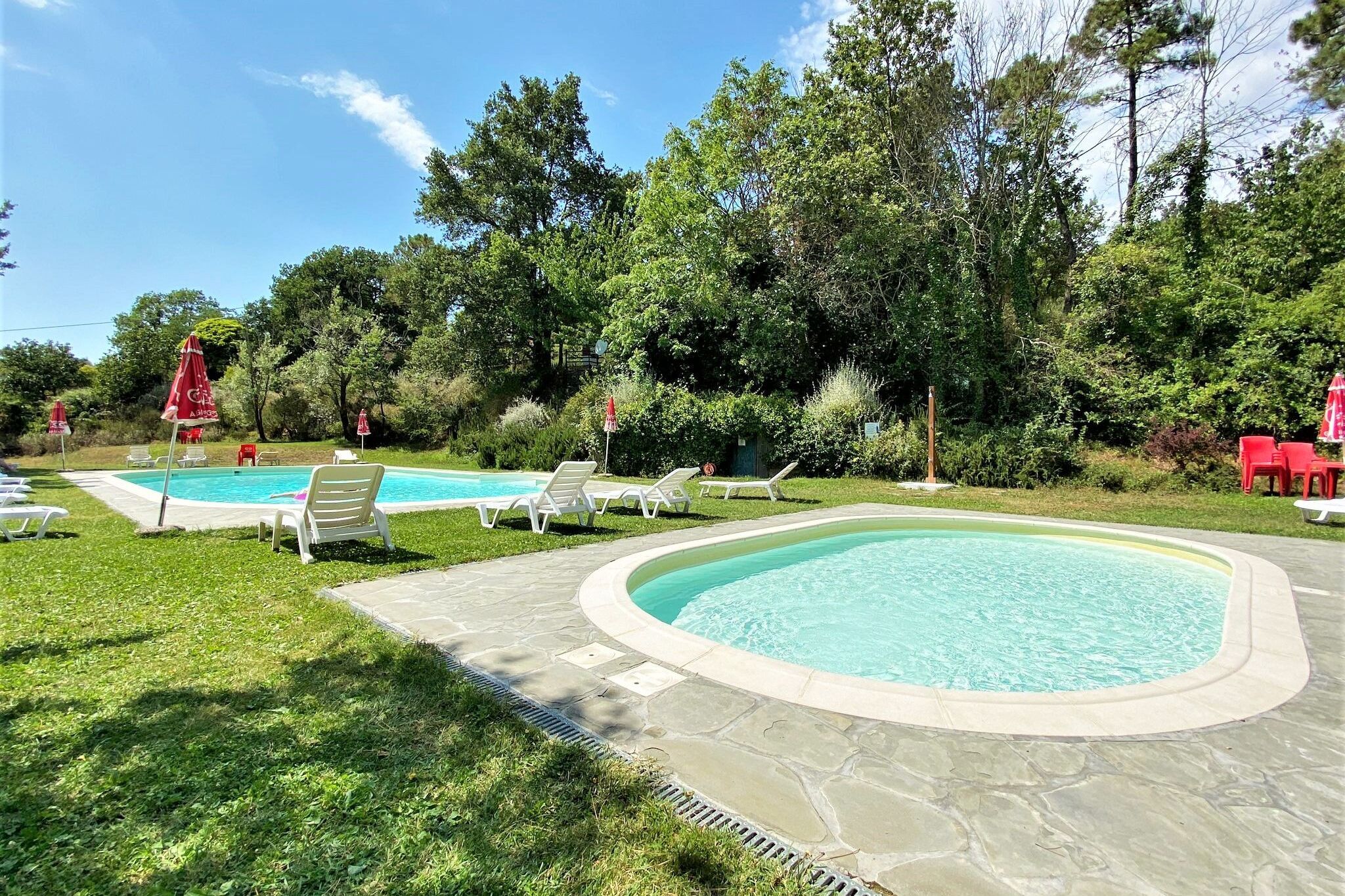 Sfeervolle bungalow in Capraia e Limite met gedeeld zwembad