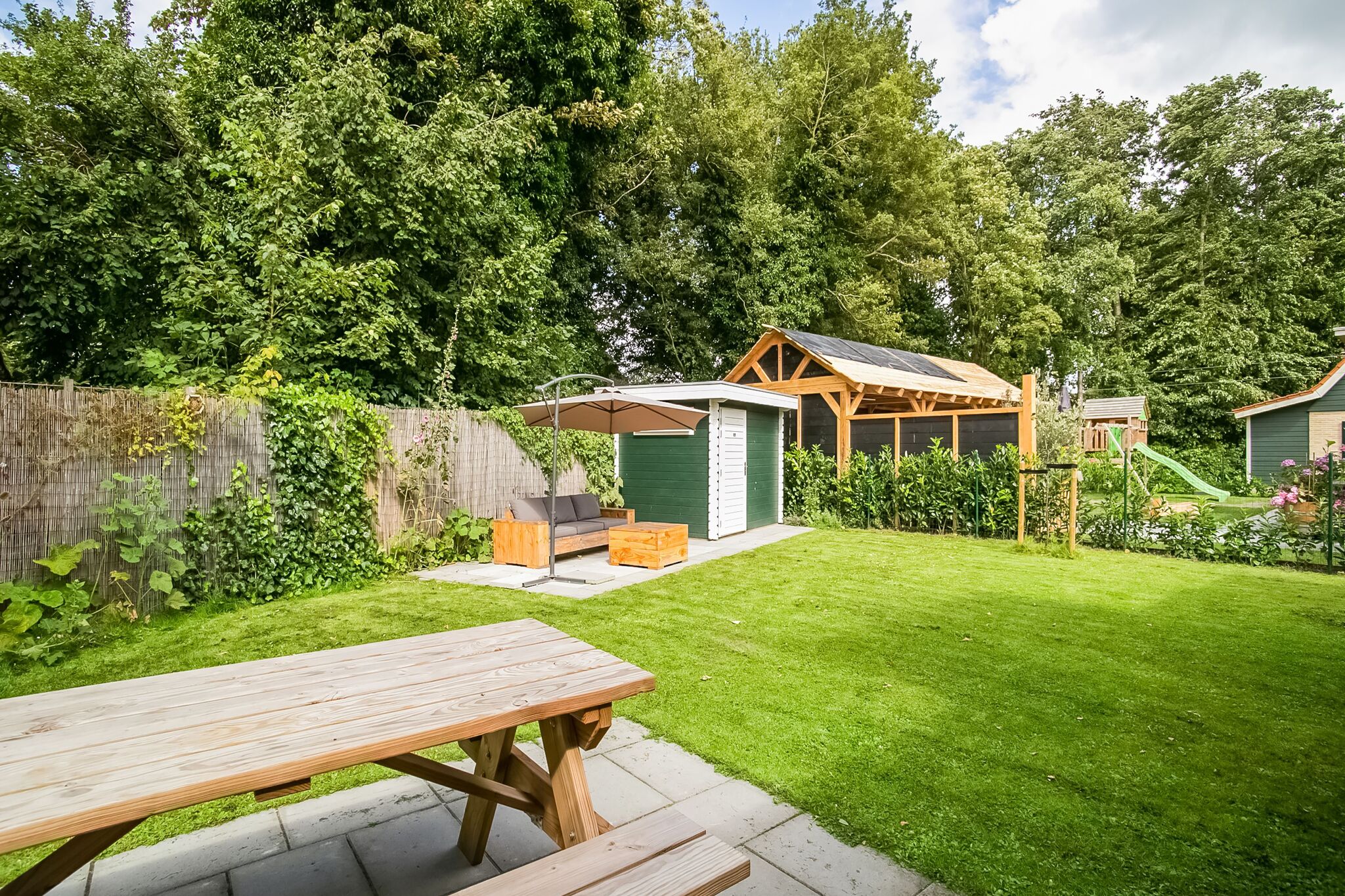 Holiday home with enclosed garden