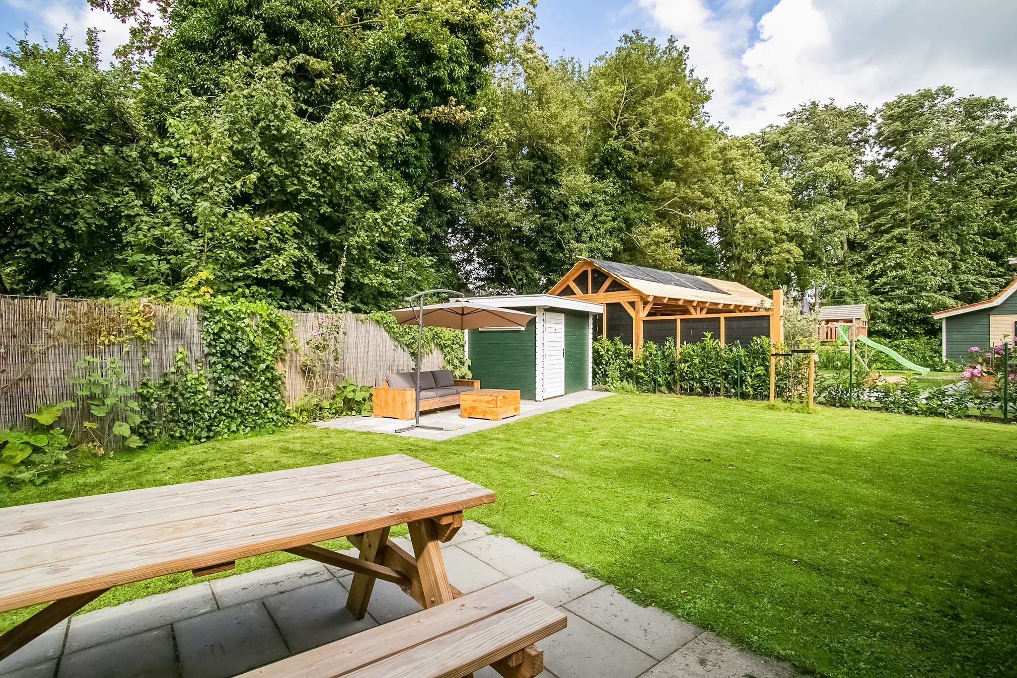 An optional utilities and service fee of EUR 150,41 will be charged before your arrival. Details are given below.<br> This delightful, detached vacation home features a spacious, enclosed garden and a comfortable terrace. It is ideal for a relaxing vacation with the family. The house is about 18.5 km from the sea and you can spend the day relaxing on a rug in the sun. The beach of the popular Renesse is 18.5 km away. The center of Brouwershaven is 4 km away and you will find plenty of nice stores and restaurants. You can prepare your favorite dishes in the well-equipped kitchen, or fire up the barbecue for a cozy evening of grilled delicacies. For the little holidaymaker there is a crib available. Wi-Fi is available and you can park your car in the designated parking spaces. Between 22:00 - 8:00 silence and rest are desired. Please note: the picture of the house should be considered as an example (the interior may vary slightly). <br><b> Optional Utilities & Service Package </b><br><b> An optional utilities and service package of EUR 150,41 </b> can be selected prior to your arrival. You will receive a separate communication with the payment link should you wish to include it.<br>This package ensures a seamless stay and conveniently covers services such as final cleaning, utility consumption, service support, and protection against minor damages or incidental costs during your stay.<br>Guests who prefer may manage these services independently, provided the property is returned in good order at check-out.