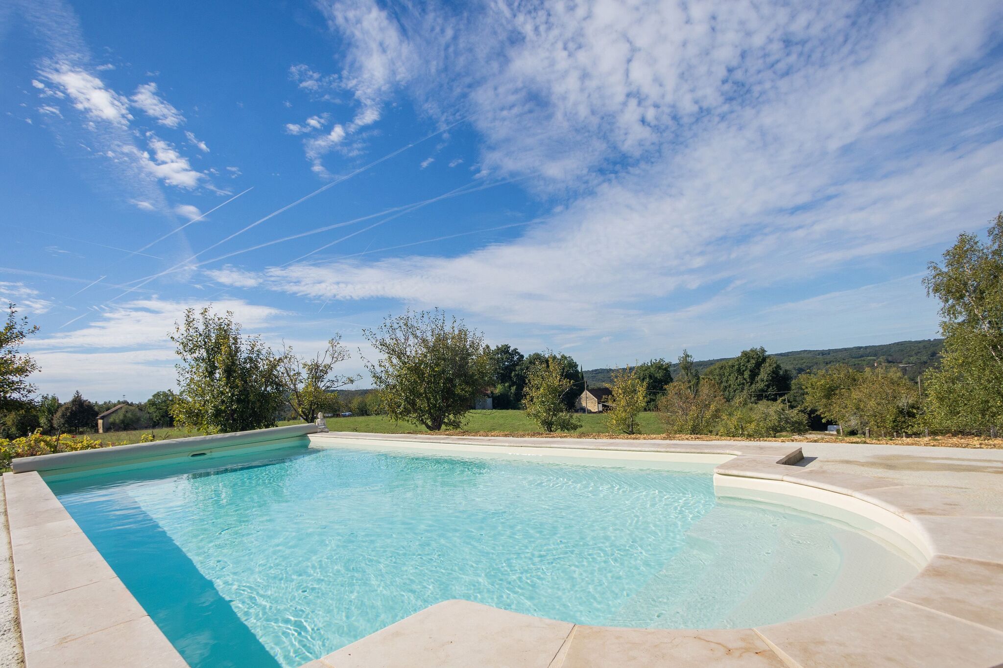 Gezellig appartement in Thédirac met een gedeeld zwembad