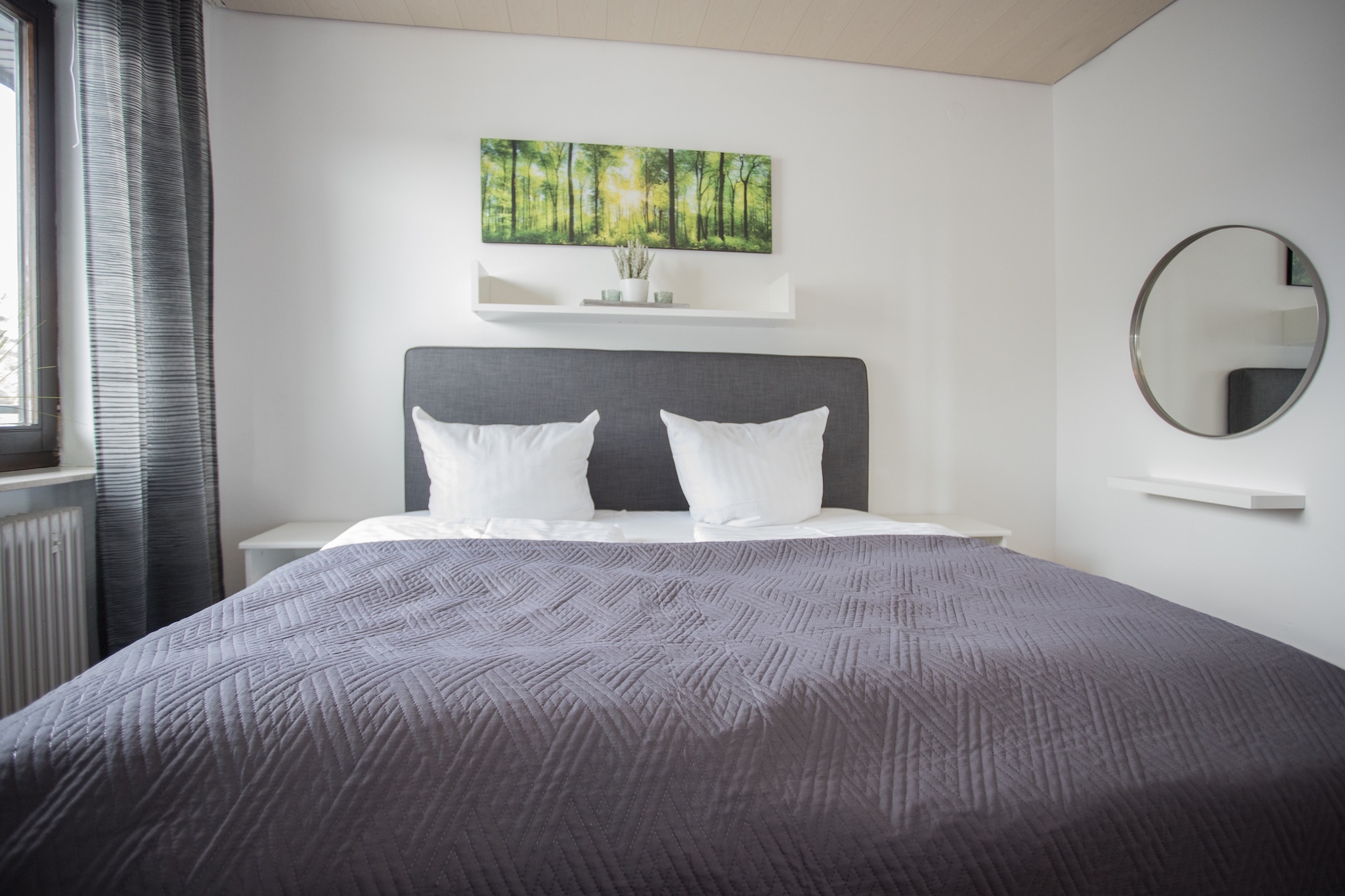 On the 2nd floor: (Kitchen(electric kettle, cooker, coffee machine(filter), microwave, dishwasher, fridge(+ freezer)), Living/diningroom(double sofa bed, TV(flatscreen, dutch television channels), dining table), bedroom(double bed), bathroom(bathtub with shower, washbasin, toilet), Landing)\n\nski storage, sauna(shared with other guests, paid), washing machine(shared with other guests, paid), balcony, bicycle storage, parking, private indoor pool