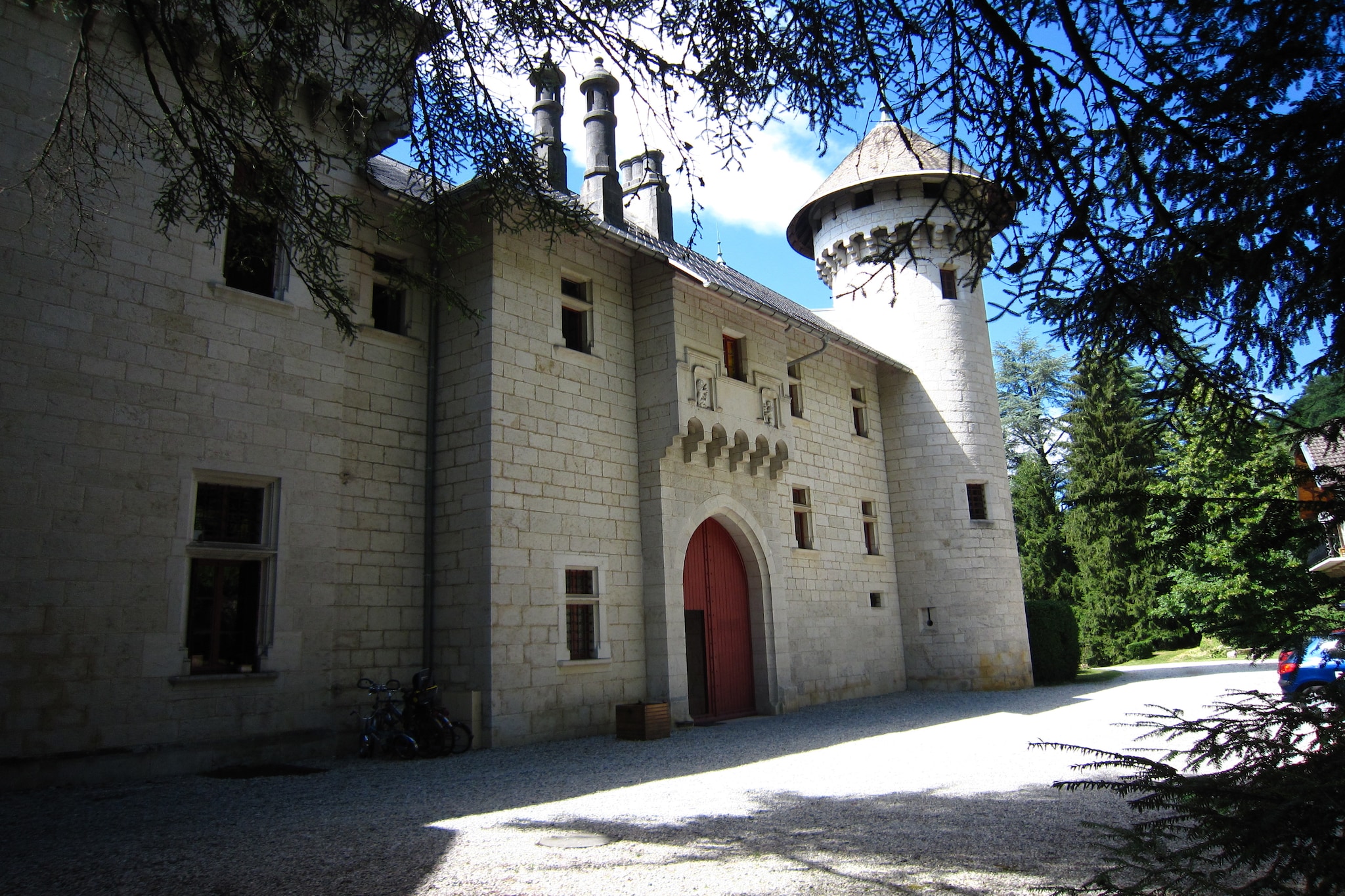 This beautiful apartment is located in SerriÃ¨res-en-Chautagne. There is one bedroom with a double bed, so it is perfect for a holiday with your partner. In the garden is a swimming pool from where you can enjoy the wonderful view of the French Alps. 

The castle is located in the Rhone valley and water sports are of paramount importance in this region. The Lac du Bourget is 10 km away and from the castle it is only an hour's drive to Lake Geneva. Aix les Bains, known for its thermal baths, is also an hour's drive away. In winter, this is the ideal location for all kinds of mountain sports.

The apartment is comfortably furnished, the kitchen has a combination microwave and dishwasher and the bathroom has 2 sinks. You share the large furnished garden with the other guests, as well as the swimming pool. A cot and high chair are available.

The washing machine and dryer are available from Wednesday to Saturday. The washing and drying machine cannot be used outside these days.

About Belvilla

When you stay in a Belvilla home, you can rest assured of a unique holiday home in ideal surroundings at an attractive price. The portfolio of accommodations consists of more than 40,000-holiday homes in 20 European countries. Interested in a weekend getaway, a summer or winter sports holiday or simply a short break? Do you prefer the coast, the countryside or the mountains? Whatever your preference, there is a Belvilla home to meet your needs, from a cosy gÃ®te for two to a castle big enough for the entire family, from an apartment in the heart of Rome to a cabin in the middle of nowhere, from a simple tree house to a luxury dream villa and from close to home to the other side of Europe.

A Belvilla home gives you the freedom to enjoy breakfast in your pyjamas or continue a good conversation into the morning hours without having to worry about the bar's closing time. Prepare gourmet meals with fresh local ingredients in your own kitchen and take advantage of having your own swimming pool to do as many cannonballs as you want! In other words, you can enjoy complete privacy in your home away from home.