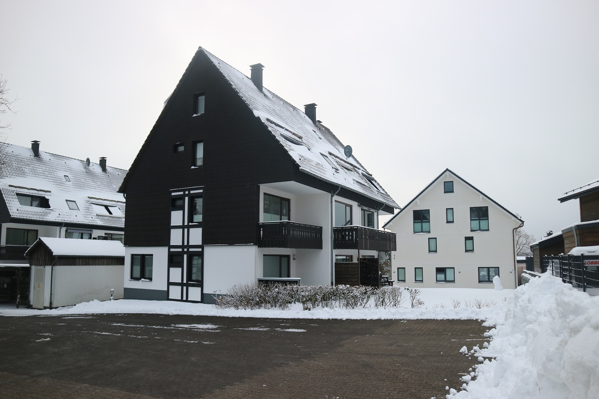 This apartment for 4-people is located near the centre of Winterberg and right next to the ski lift. It is cool in the summer and warm in the winter. It has a nice garden and a pleasant terrace. Ideal for families.
Winterberg is a great place for family and friends to enjoy a wonderful holiday in both summer and winter. The winter sports paradise is not far away and in summer the area is ideal for beautiful cycling and hiking trips. The bike park, the summer toboggan run, the climbing forest and the Bobbaan are within 1.5 km of the residence.
The apartment offers free private parking and a pleasant garden furnished with attractive furniture. The well-equipped kitchen offers you the opportunity to prepare your favourite meals and you can end the day relaxing on the lovely terrace.