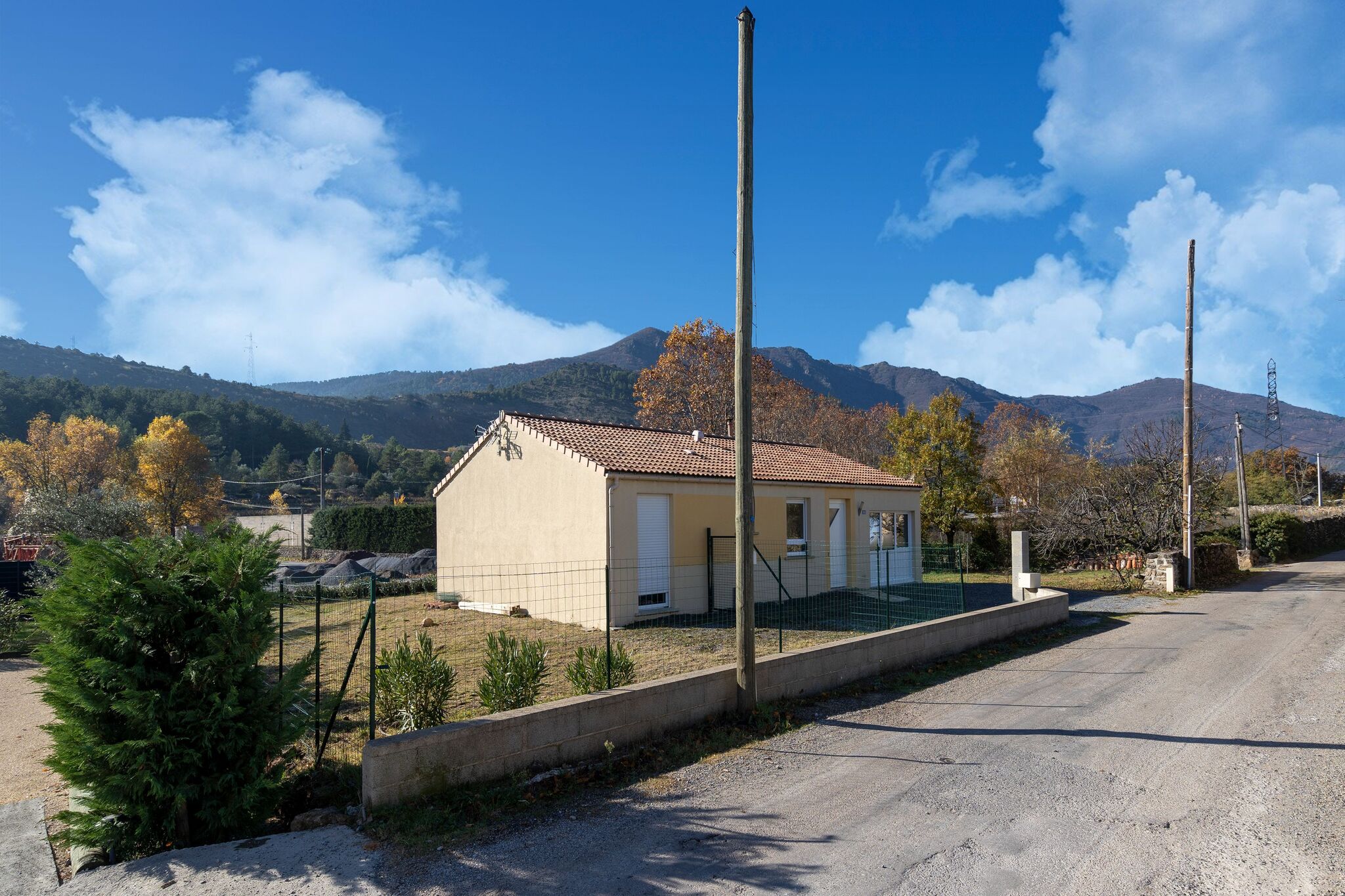 Zonnig vakantiehuis in Les Vans met een terras