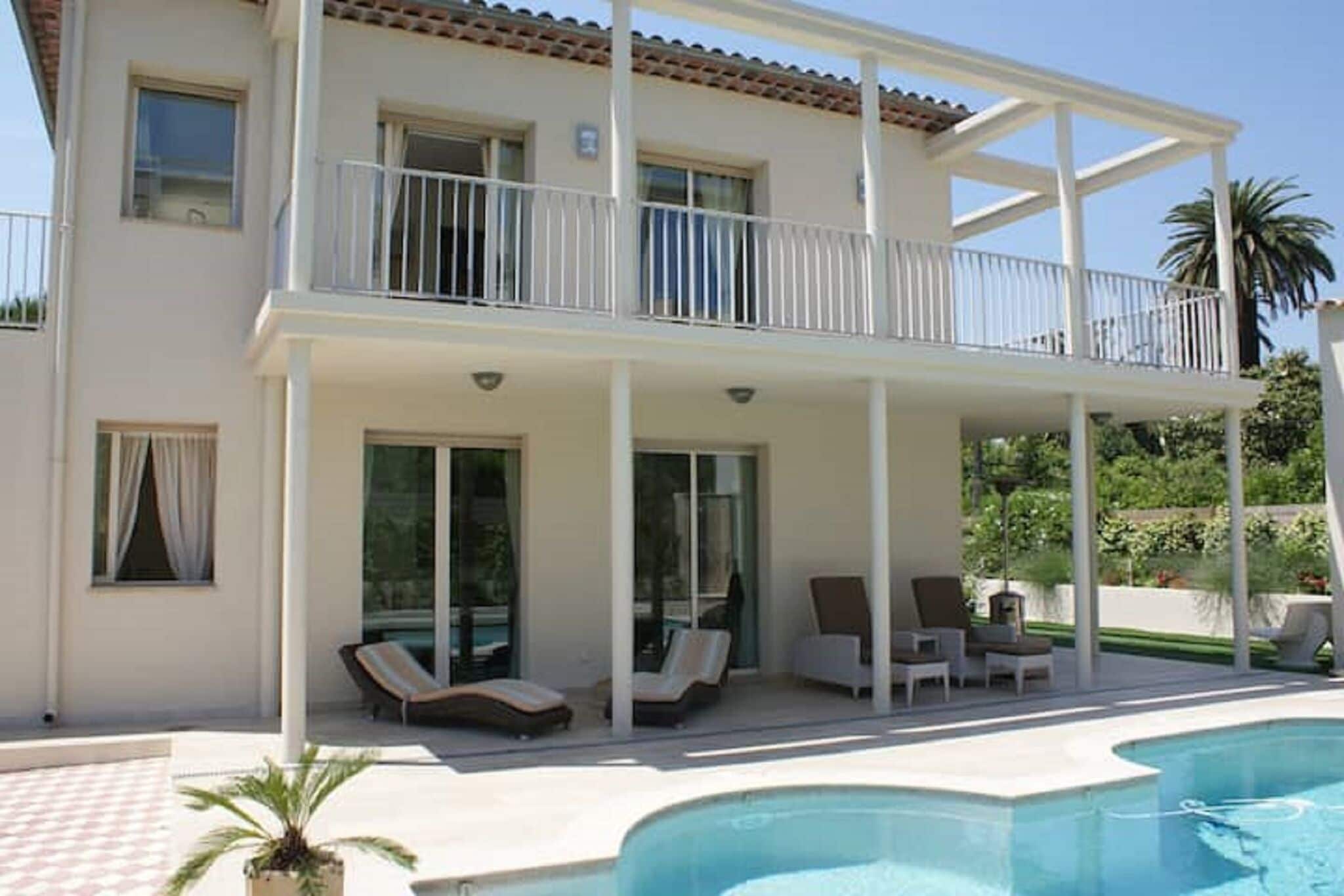 Villa incl. twee appartementen met verwarmd zwembad in Juan-les-Pins op 100 m van het strand