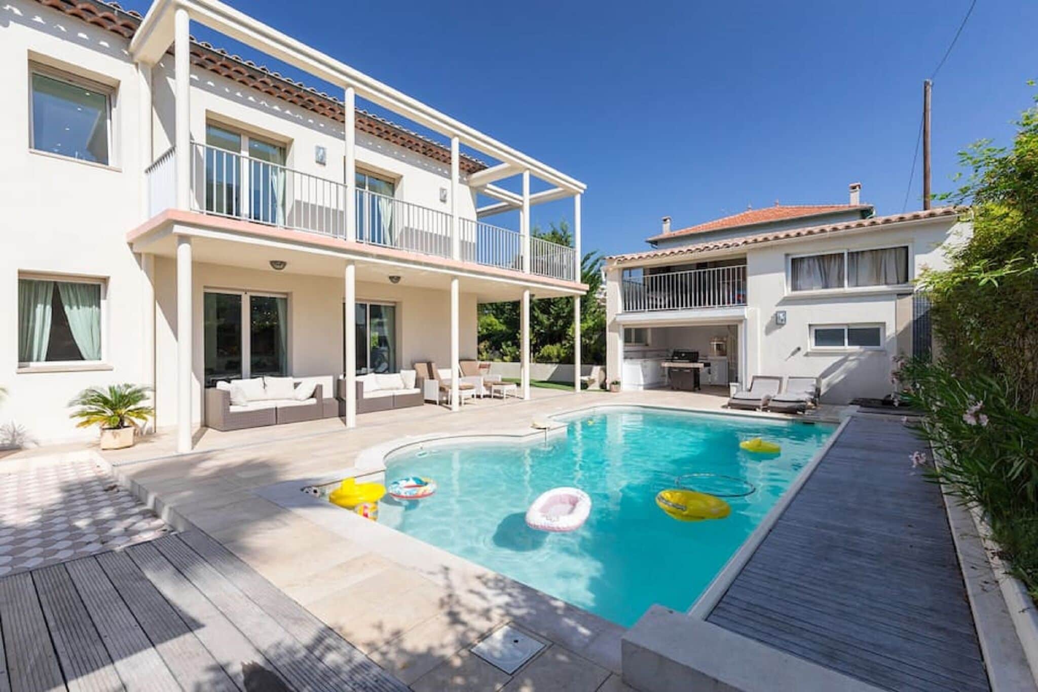 Enticing villa in Juan-les-Pins at 100 m from the beach