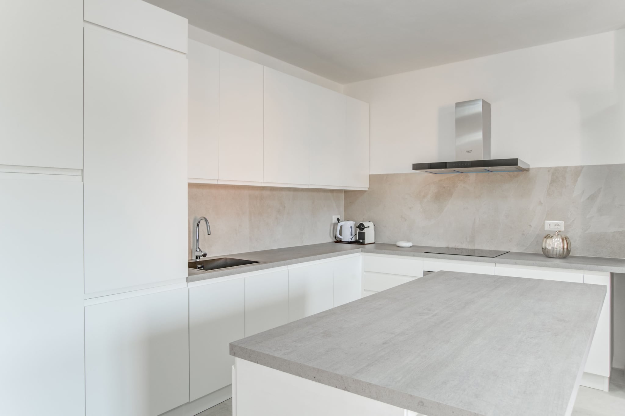 On the 1st floor: (open kitchen(hob, electric kettle, boiling water tap, hood, espresso machine, microwave, dishwasher, freezer, fridge-freezer), Living/diningroom(TV, dining table, seating area), bedroom(double bed or 2 single beds), bedroom(double bed), bathroom(shower, washbasin, toilet, bidet), pantry(washing machine))\n\ndining table, air conditioning, terrace, garden, parking