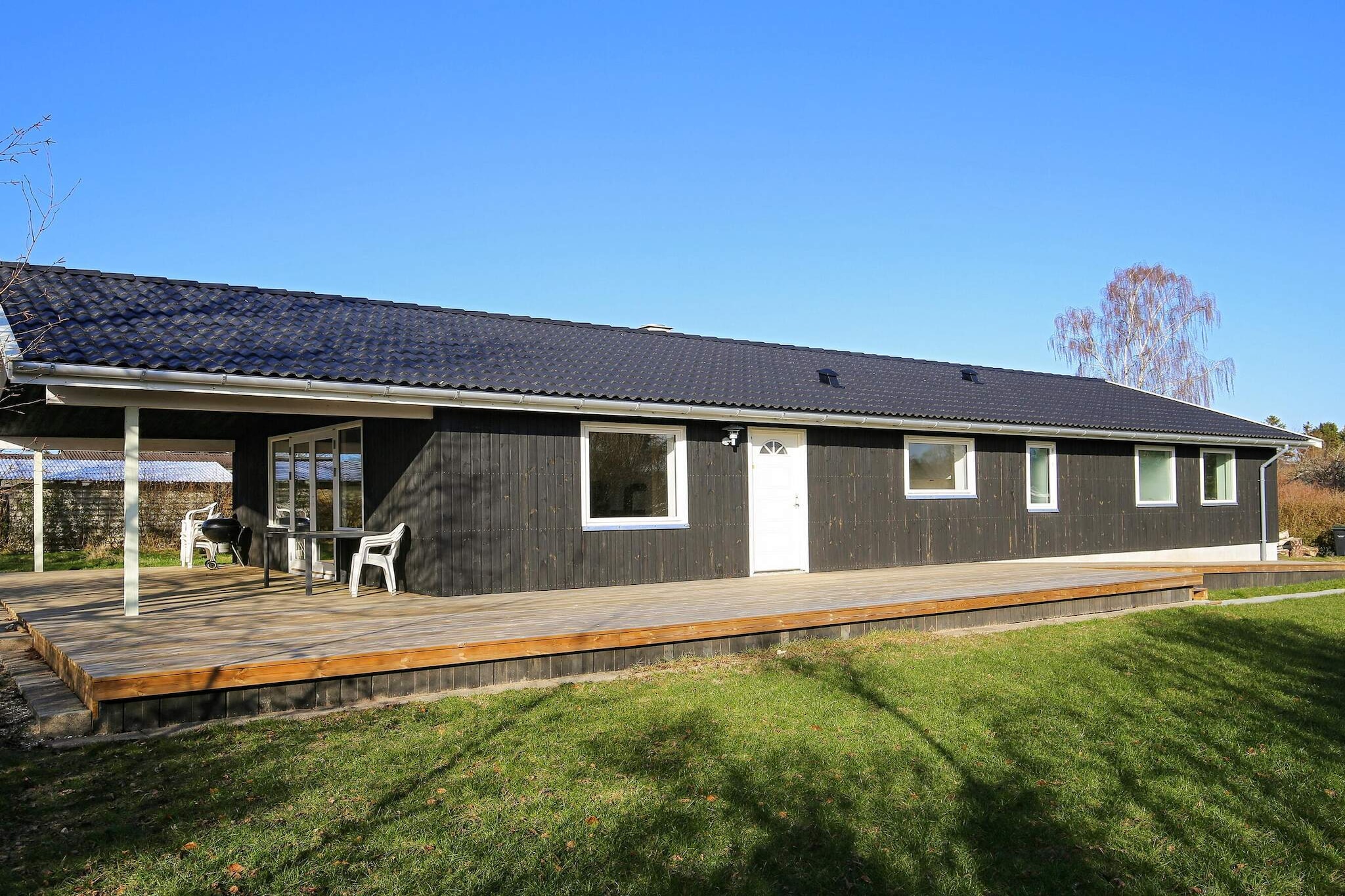 open kitchen(cooker(electric), hood, microwave, dishwasher, fridge-freezer), Living/bed room(TV, high chair), bedroom(2x single bed), bedroom(2x single bed), bedroom(2x single bed), bedroom(2x single bed), bathroom(bathtub or shower, washbasin, toilet, washing machine), bathroom(washbasin, toilet), heating(electric), terrace, terrace(roofed), garden, BBQ