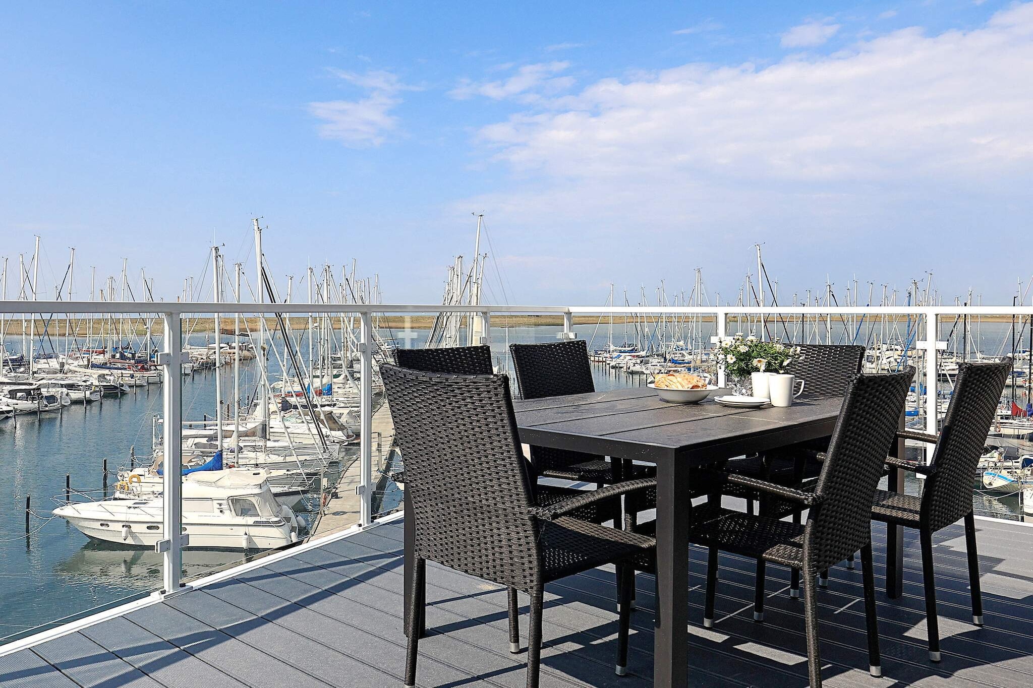 Apartment with Panoramic Marina Views