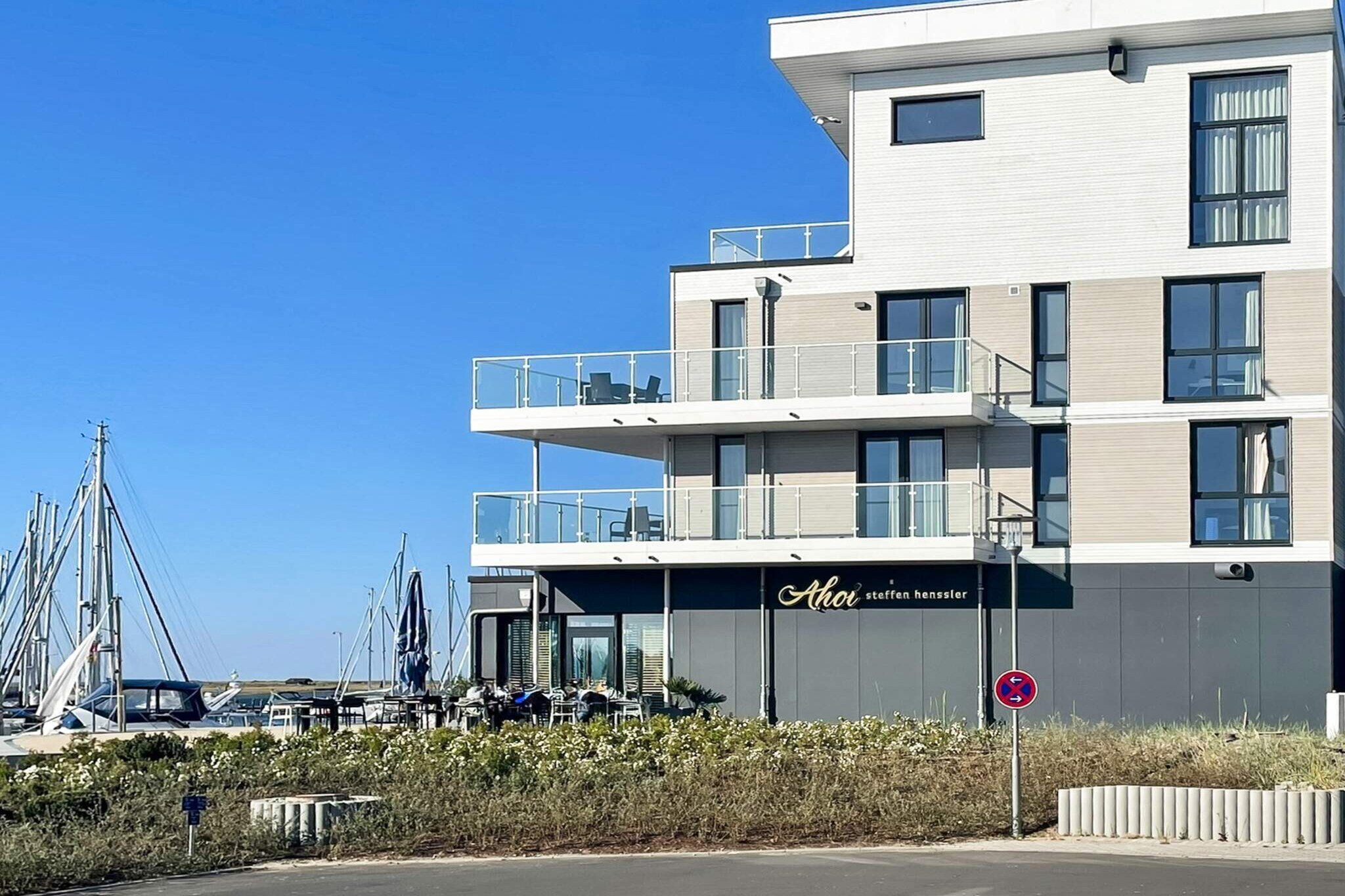 Apartment with Panoramic Marina Views
