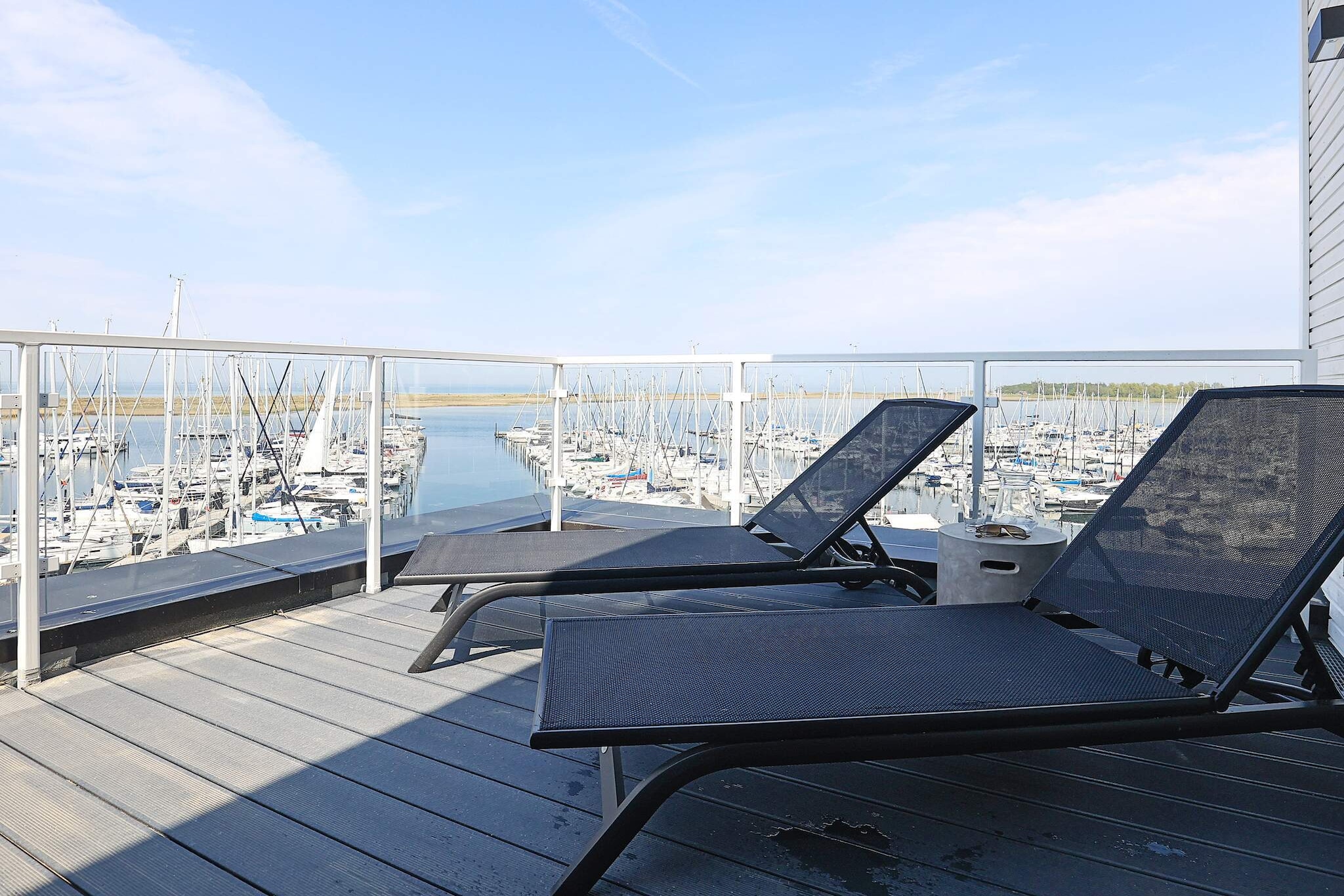 Modern penthouse met balkon - Waterzicht