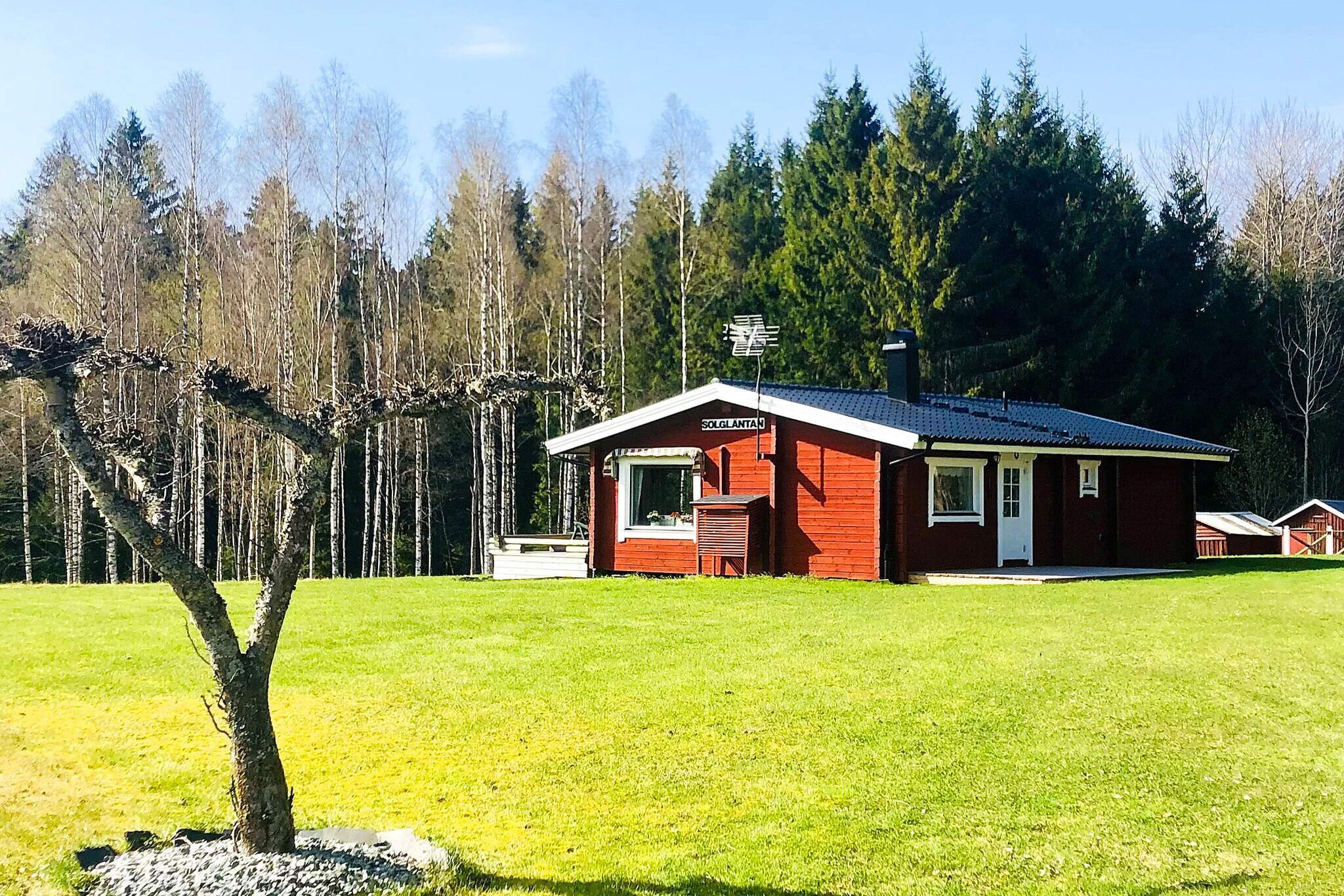 Annex: (4x bunk bed)\n\nInternet Access DSL, open kitchen(hood, coffee machine, microwave, fridge-freezer, high chair), Living/bed room(TV, fireplace), bedroom(2x single bed), bedroom(double bed), bathroom(shower, toilet, washing machine), heating(electric), terrace, parking