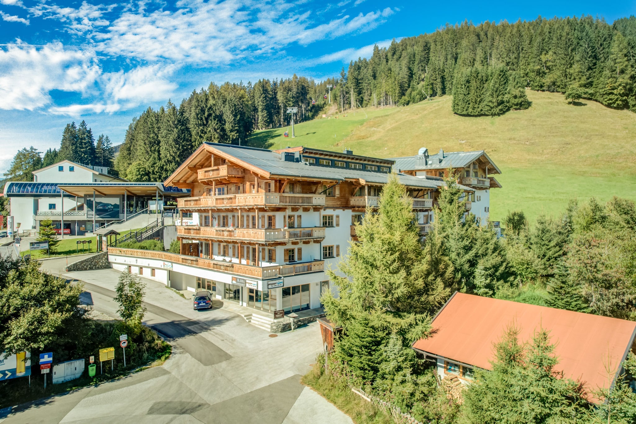 This is great! This fantastic holiday apartment, approx. 10 minutes by car from the center of Mittersill in Tyrol, is suitable for a larger group with children and is located in the Panorama Chalet right next to the Panoramabahnen Kitzbühler Alpen.
Mittersill offers its holiday guests a varied range of sports, culture and nature in both summer and winter. Visit the "Nationalparkwelten" or Mittersill Castle, go on wonderful hikes to the picturesque Hintersee or get going in the Kitzbühel-Kirchberg ski area or cross-country skiing on one of the many trails! There is a beautiful panorama restaurant with a café and bar less than 100 m from the chalet. You will find supermarkets in the center of Mittersill.
The tastefully and modernly furnished holiday apartment exudes coziness and comfort. Here you will find everything you need for a longer stay: a fully equipped kitchen, TV, comfortable sofa, washing machine, dryer, vacuum cleaner, iron and ironing board... However, the highlights of the apartment are the sauna and the great terrace with garden furniture!