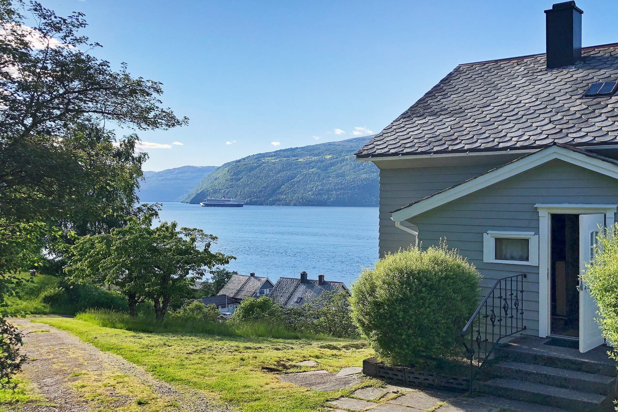 Holiday house with panoramic views of the Nordfjord and the villages on the other side of the fjord. Great place for holidays with family/friends. Final cleaning included. The holiday home has 2 living rooms, one with wood burning stove. TV: Apple TV and Google Chrome for Norwegian, Nordic and some German TV channels (RTL family, 3Sat and Das Erste). Internet via fiber. Two of the bedrooms have a double bed. Bathroom with shower cubicle and underfloor heating. Bathing possibilities from shallow beach/boulders, 600 m. 1.2 km to Utvik and the nearest grocery store. The area offers an Eldorado of holiday experiences and activities. Marked hiking trails in Utvik, see overview map in Utvik center. Loen Skylift with commuter train from fjord to mountain in 5 minutes and Hoven view restaurant 1100 m.o.h. Via Ferrata / airy suspension bridge 750 m.o.h., in Loen. High mountains for summit hikes, including Skåla 1848 m.o.h. and Lodalskåpa (2083 m.o.h). Hornindalsvatnet, Europe's deepest lake 514 meters deep. Day trip cabins in Hornindal, Stryn, Gloppen and Jølster. Visit the world-famous Geirangerfjord. Winter activity: 6 km to ski lifts, cross-country trails and light trails on Utvikfjellet. Storeelva with trout 1.2 km, and Breimsvatnet with large trout, 35 km. 200 m.
