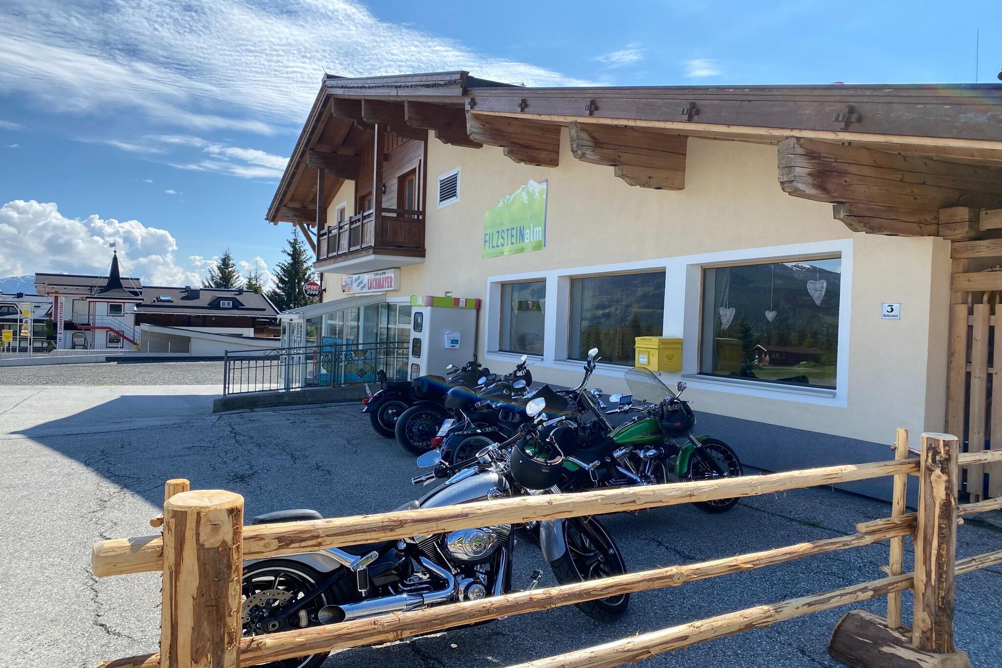 Thanks to the ideal location of the apartment, you can get started right away. Whether hikes, bike tours, Nordic walking laps, or a trip to the Durlassboden reservoir, it is guaranteed not to be boring! The fully equipped accommodation offers everything you need for a carefree holiday. The traditional furnishings with lots of wood create a very special feel-good atmosphere. The Filzsteinalm restaurant on site is open for breakfast and dinner (opening times and prices as posted). Hochkrimml is located on an impressive high plateau and is part of the Krimml municipality. The Hochkrimml ski area has developed into a real insider tip in skier circles in recent years. The slopes have always been ideal for families and winter sports beginners. You can quickly get to KÃ¶nigsleiten via the Sonnwendkopfbahn cable car and you can use the KÃ¶nigsleitenspitze to get to the other areas of the Zillertal Arena. Despite the altitude, the water warms up to 20Â° C in midsummer, perfect for cooling off on hot summer days.