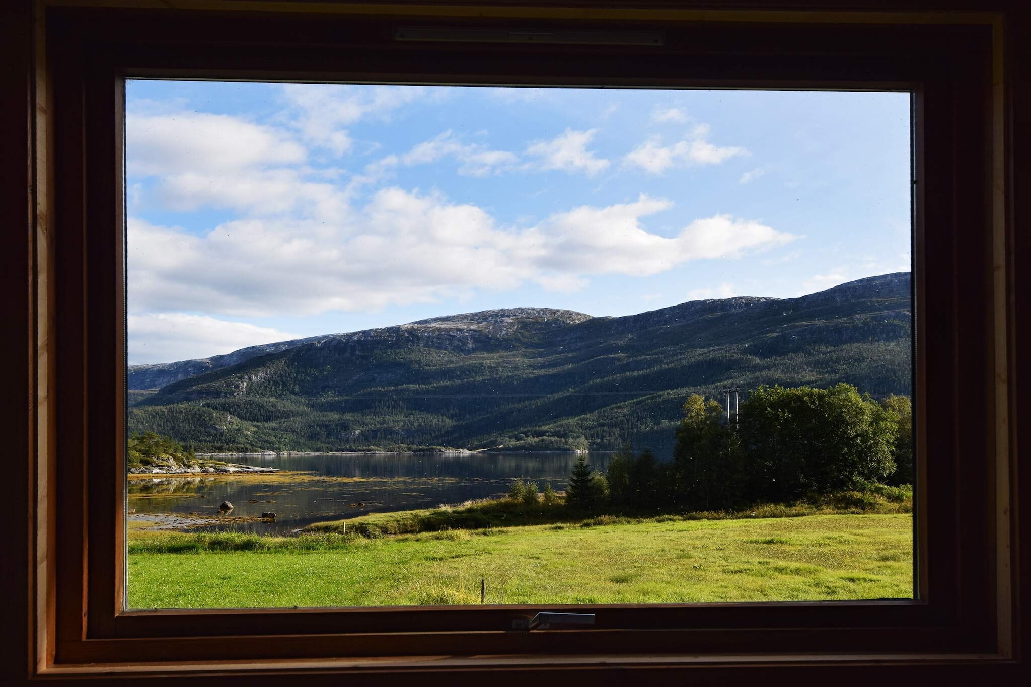 Cozy holiday house in quiet surroundings by the fish-rich fjord Indre Folda, 100 m from house 22284. Stunning views towards the beautiful fjord landscape. The boat is moored in the floating pier and can be rented. The house was built in 1962 and renovated in 2021. Contains kitchen, living room and 3 bedrooms, of which 2 with 2 single beds that can be put together and one with a single bed. In the living room is a wood stove and TV with many international channels, including German. A great place for family holidays and for anglers who want exciting fishing trips in search of big fish out in the fish-rich fjord which is 30 m from the house. 2 km to the boat pier where a 16 foot boat with a 20 hp engine can be rented as well as an echo sounder. In addition to ordinary sea fish, there is also a lot of salmon and sea trout in the fjord. Great hiking opportunities for the whole family and in the area are several fishing lakes and rivers. Day trips by car are recommended to Vikna where you will find one of Norway's largest archipelagos and where several are bound together by bridges. Out here you will find a rich bird life. The coastal town of Rørvik, which has restaurants and shops, is worth seeing. Here, northbound, and southbound Hurtigruten meet. Also visit the old fishing village Sør-Gjæslingan which is located out in the sea. Sør-Gjæslingan was previously an active fishing village but has been evacuated. Boat trips go out to the fishing village from Rørvik. The boat is available 1.5-1.10. There is no internet in the holiday home, but if you use your own mobile network, 4G + has been developed in the area with good coverage.