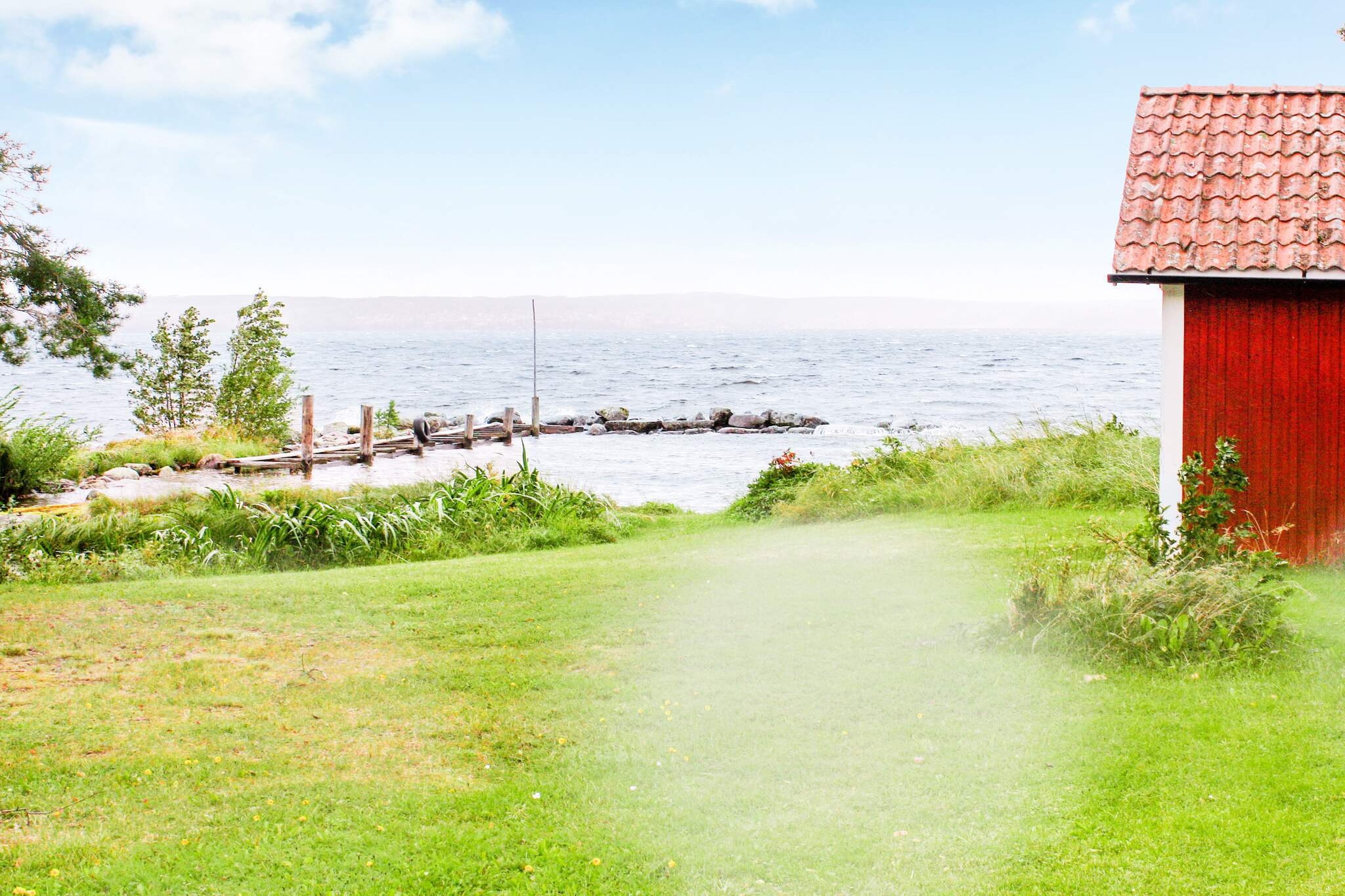 This is a small simple apartment built in an old stable building from the 20th century on a farm. You have your own parking and at the entrance a small terrace to have the morning coffee with a view of Lake Siljan. The apartment has a shower, toilet and a washing machine. A kitchen with dining area for 4 people and a small room used as a reading corner. A living room with a fireplace and a sofa bed for 2 people. One bedroom with a double bed. The apartment is located right on Siljan's beach with a street between the property and a lawn down to the beach with its own jetty and bathing area. Laknäs is a small typical Dala village with red cottages located close together around Siljan's beach. Here it says "gattu" instead of "gata" on the street signs, which means street on Leksandsmål, a local dialect language. It is 2 km to Tällberg which is located on a slope down to Lake Siljan with a wonderful view of the lake. You have 12 km to Leksand, where there is a Summerland with activities. Rättvik is located 10 km from Laknäs with the famous stage Dalhalla which is located in a limestone quarry. You have 43 km to Nusnäs where the World-famous wooden horse is made. In Mora, Leksand and Rättvik there are 18-hole golf courses. Good to know: You must bring your own sheets and towels. The cottage must be cleaned thoroughly before departure. Welcome!