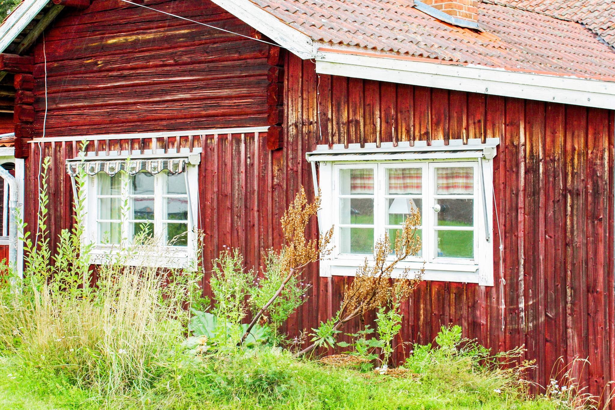 Kitchen(wood cooker, cooker(electric), hood, coffee machine, microwave, fridge-freezer, water from well), Living/bed room(double folding bed), bedroom(double bed), bathroom(washbasin, shower, toilet, washing machine), heating(electric), terrace(roofed)(garden furniture), garden, BBQ, parking