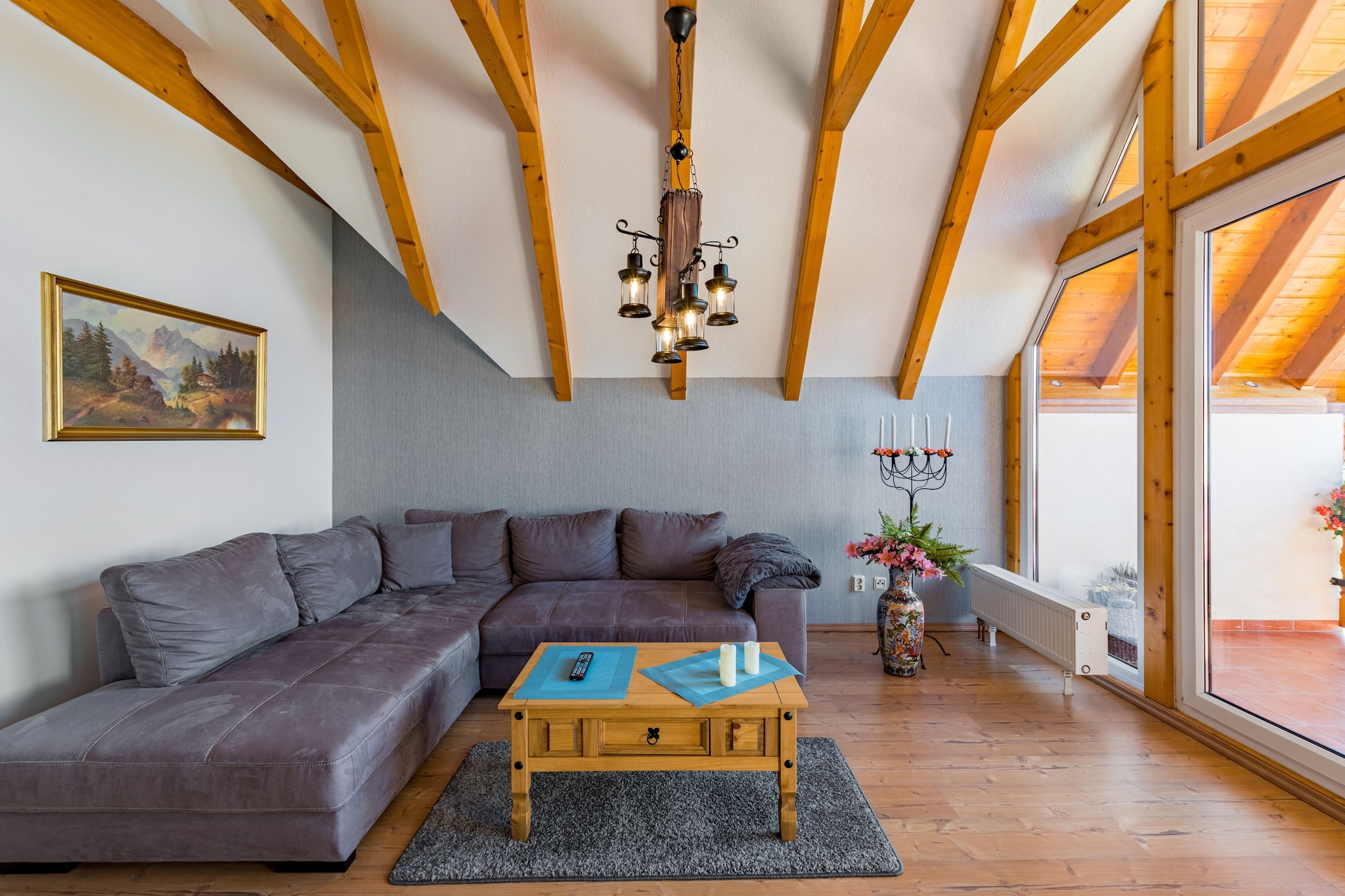 This charming first-floor apartment in Cattenstedt offers a warm and stylish retreat just 2 km from the scenic center of Blankenburg. Perfect for couples or small families, it’s ideally located near top attractions like the dramatic Devil’s Wall, the historic Schloss Blankenburg, and the adrenaline-pumping Titan RT suspension bridge. For cultural flair, visit the Baroque Gardens or the Herbergsmuseum, and enjoy nature at the nearby Kletterwald Blankenburg.
Inside, the apartment features a cozy living/dining room with a fireplace, satellite TV, and seating area. The open kitchen includes a bar, ceramic stove, oven, microwave, dishwasher, and filter coffee machine. Two bedrooms—one with a double bed and one with twin beds—plus a bathroom with both tub and shower ensure comfort. Additional amenities include a balcony, gas and wood heating, cot, paid washing machine, barbecue (on request), party games, and parking.
Surrounded by forest trails and just steps from public transport, the location is ideal for year-round adventure. Dining options nearby include the rustic Gaststätte Großvater, the elegant Das Welfenzimmer, and the scenic Restaurant Berghotel Rosstrappe.