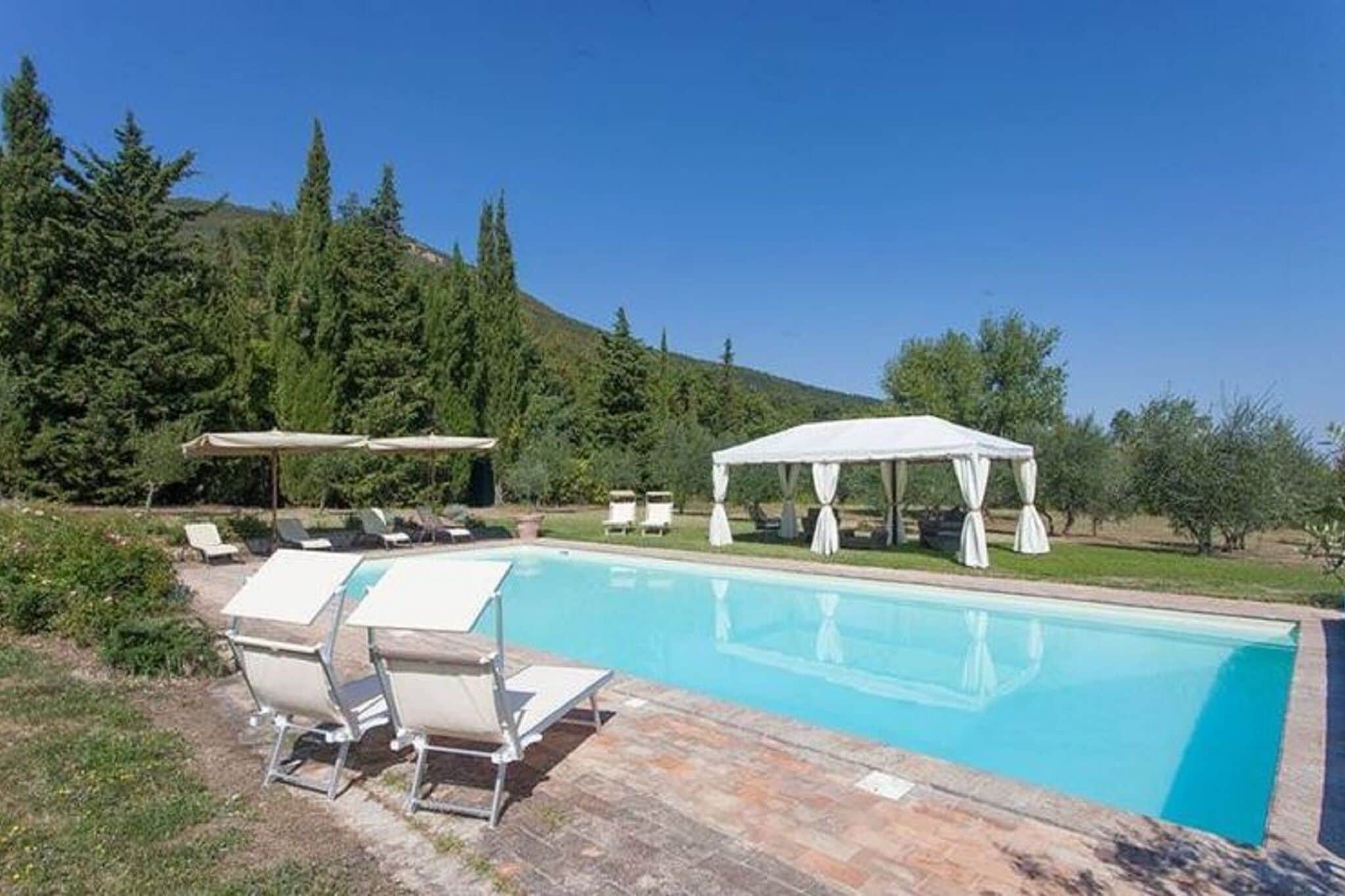 Belle maison de vacances à Cetona avec piscine privée