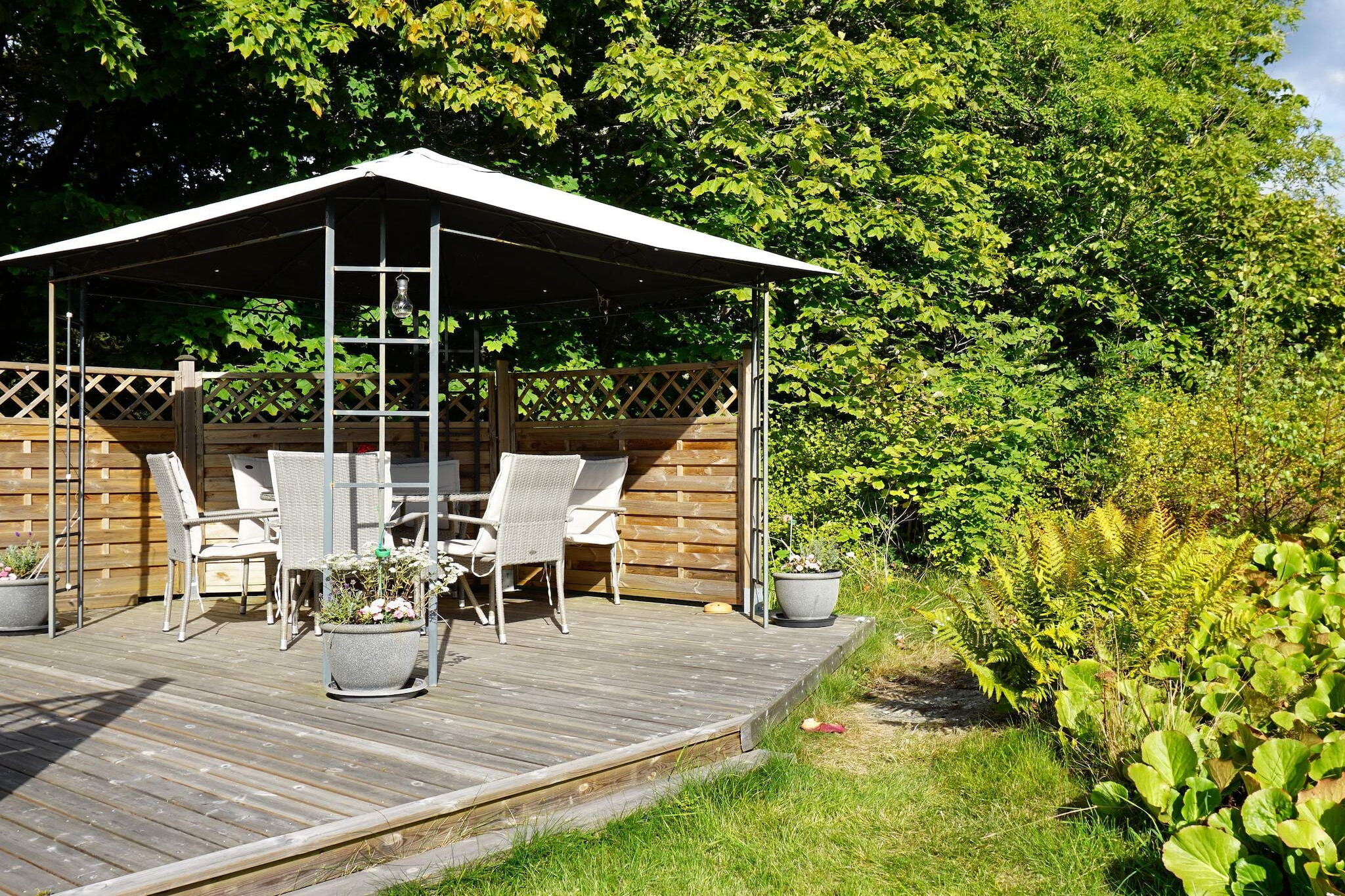 Welcome to this cozy accommodation with proximity to the sea, swimming, mooring and the fantastically beautiful nature reserve "Vägeröds dalar", Vägeröd's Valleys. Down by the coast in Fiskebäckskil you will find small boathouses whose openings face the water and further up the mountain tower stately houses with glass verandas and balconies that show true carpentry joy. Among Fiskebäckskil's captain's villas and fishermen's cottages, many cozy walking paths meander. There are several bathing spots in the area for cooling baths, sand between your toes and relaxation on the sun-warmed cliffs. Experience the archipelago by for examlpe rent a kayak or go on a seal safari or hike on the coastal path and experience the coastal rolling landscape with its claimed cultural lands with fields, sea meadows, deciduous trees and bushy pastures. The accommodation's location by Skaftö's main road also makes it easy to explore the surrounding area, fishing villages, archipelago, nature reserves and other interesting excursion destinations on Skaftö by car. From the car park at the entrance you walk past the owner's home and up a few stairs to the entrance to the guest house. Once inside, you are met by a vestibule from which you enter further into the cottage's kitchen with stove, microwave, refrigerator with freezer compartment and coffee maker. Here you also get the cozy feeling which is also enhanced by the slightly lower ceiling height of 2.05 meters. After the kitchen comes the cottage's living room with sofa bed and TV. Next door to the kitchen is the cottage's bedroom with bunk bed 120/90. In the cottage there is also a WC with toilet and washbasin, shower is in the adjacent building at the entrance. Washing machine can be borrowed via contact with the cottage owner. On the two balconies of the cottage, some of which are under a roof, there is outdoor furniture and barbecue where you can enjoy wonderful meals, read a good book or maybe just rest after a wonderful day at the beach or golf course. The cottage is equipped with WiFi. The cottage also includes a mooring of 3 x 9 m that can be borrowed via contact with the cottage owner, the mooring is well protected in Getevikssund at the entrance to the well-known Malö streams. From the cottage you also make easy day trips to Havets Hus in Lysekil, Nordens Ark, Smögen, Kungshamn or other fishing and boating communities in northern Bohuslän. The idyllic island of Bassholmen with its museum for traditional boats is also well worth a visit. From Fiskebäckskil there is also a passenger ferry to Lysekil. Welcome to cozy Fiskebäckskil!