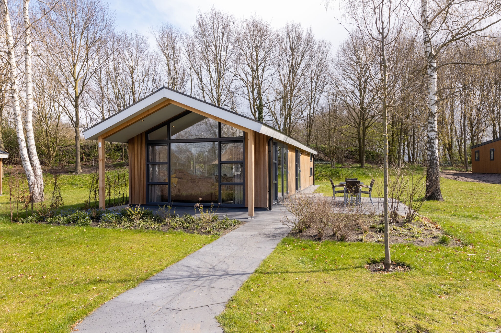 Moderne Lodge mit Klimaanlage im grünen Twente