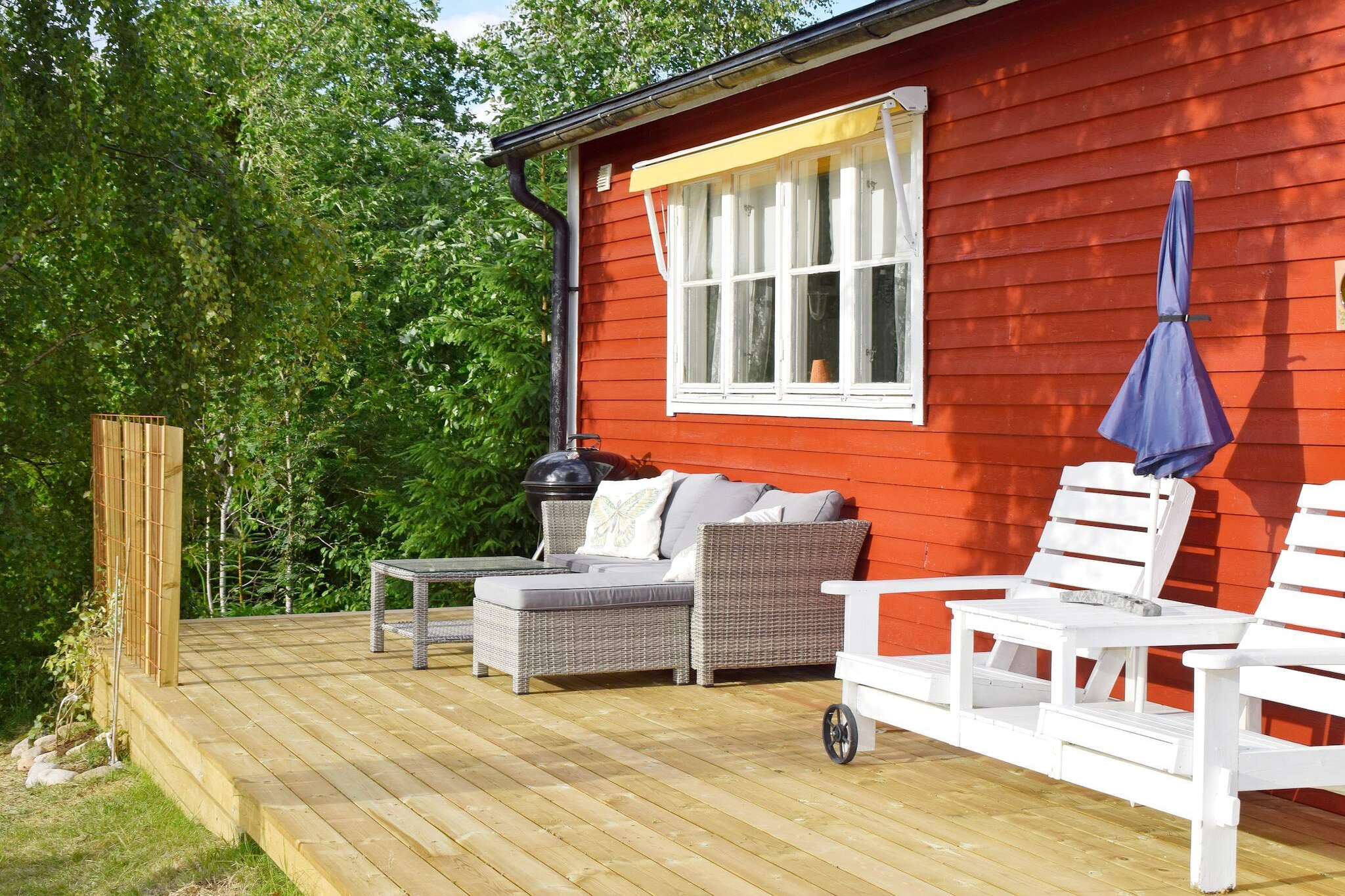 Internet Access DSL, pantry(cooker(electric), hood, coffee machine, microwave, fridge-freezer), Living/bed room(TV(swedish TV channels)), bedroom(2x bunk bed), bedroom(2x bunk bed), bathroom(washbasin, shower, toilet), heating(electric), courtyard(garden furniture, BBQ), garden, parking