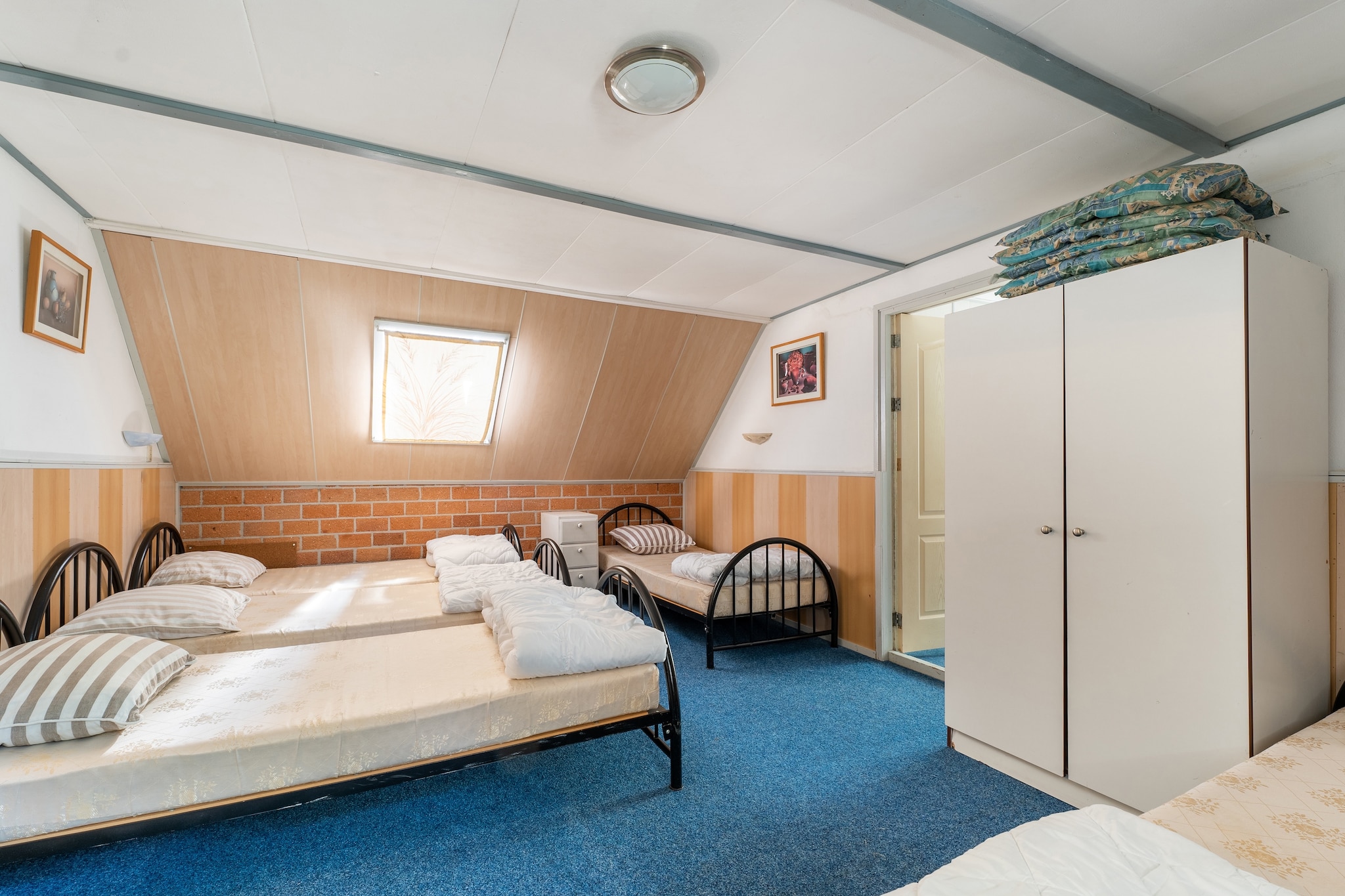 Ground floor: (Entrance, hallway, open kitchen(electric kettle, cooker, coffee machine, oven, oven, microwave, dishwasher, dishwasher, fridge, fridge, fridge, fridge-freezer), Living/diningroom(TV, dining table, seating area), Bedroom with bathroom(double bed or 2 single beds, shower, washbasin, toilet), Bedroom with bathroom(double bed or 2 single beds, shower, washbasin, toilet), Bedroom with bathroom(double bed or 2 single beds, shower, washbasin, toilet), recreation room(play equipment, table football, air hockey, billiards, party games))\n\nOn the 1st floor: (hallway, bedroom(single bed, single bed), bedroom(single bed, single bed, single bed), bedroom(single bed, single bed, single bed), bedroom(single bed, single bed, single bed, single bed, single bed, single bed, washbasin), bedroom(single bed, single bed), bathroom(shower, washbasin, toilet), bathroom(shower, washbasin, toilet))\n\nbaby bath, camping cot, camping cot, balcony or terrace, heating, terrace, garden, garden furniture, BBQ, parking, parasol, children\'s bed, high chair