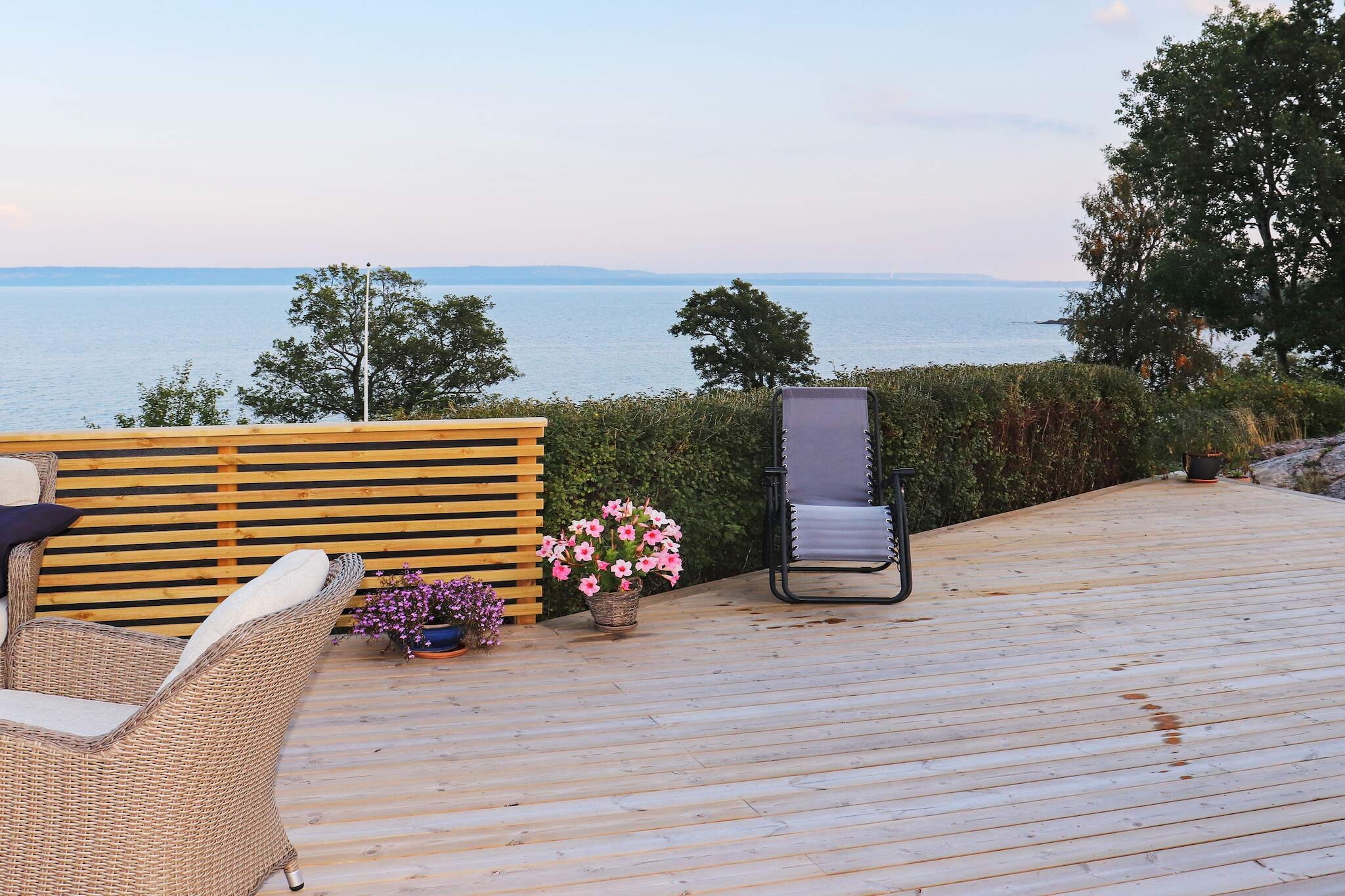 Annex: (double bed)\n\nAnnex: (double bed, 2x bunk bed)\n\nInternet Access DSL, open kitchen(cooker(electric), coffee machine, microwave, fridge-freezer), Living/bed room(TV, DVD player, radio, CD player, chromecast), bedroom(2x single bed), bedroom(single bed), bathroom(washbasin, shower, toilet), heating(electric), courtyard(garden furniture, BBQ)