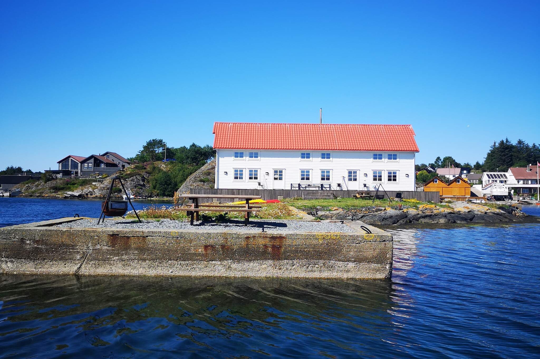 Beautiful holiday home located on a separate island surrounded by beautiful skerries. A resort for you who like to travel with extended family and many friends and to have everything you need for a successful holiday. Final cleaning and electricity included in the price. The 1300 sqm island is located only 125 m from the mainland with parking and floating jetty for boats. Four living rooms, one of which is a combined living room/bedroom on the second floor with table tennis table and 2 extra beds. 3 living rooms on the ground floor with several seating areas and dining tables, as well as a well-equipped kitchen with temperate wine cabinet. TV with Altibox (German, international and Norwegian channels) in addition to streaming. Internet speed 80 Mbits. From one living rooms there are large windows/folding doors to the terrace outside; great on days where you want to sit inside and look out, possibly lighting the fire pit on the terrace. Terraces around the whole holiday home. Linen NOK 125, - and towels NOK 50, - per person. Great swimming opportunities on the island. On the mainland, it is only 2 min to walk to Bømlo Golf Center with virtual courses from all over the world. Great areas and good hiking trails nearby. For rent at the floating pier at the holiday home: 2 x 21-foot boat Øyen 620F with 60 HP Mercury 4-stroke engine. GPS, echo sounder, chart plotter and 8 pole holders (ONE ONLY ON REQUEST) 1 x 20-foot boat HR600 with 90 HP Suzuki 4 stroke engine. GPS, echo sounder, chart plotter and 8 pole holders 2 kayaks 1 family kayak for 2 adults and a child in the middle. Great sea fishing. Own covered filleting space on the island and space for selling fishing equipment, fishing clothes etc. 2 freezers each of 200 liters in the hallway in the holiday home.