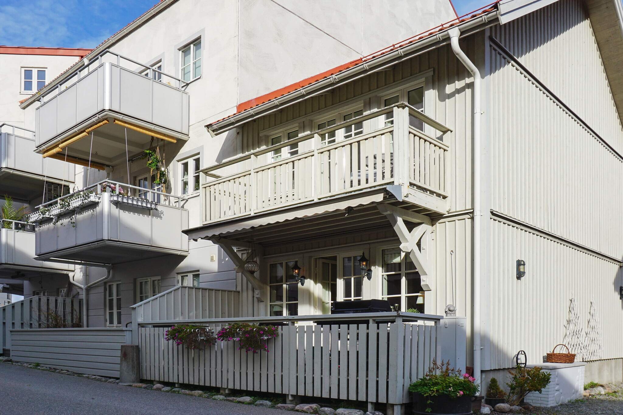 A fresh and cozy accommodation in Strömstad's "little Venice" with direct proximity to swimming and a large number of activities. Welcome to this nice accommodation in a terraced house with several balconies directly adjacent to the Kebal area's canal village with its salt water canal. In the area there is a child-friendly sandy beach and a small canal for crab fishing. Not only that, on the other side of the area, Nötholmen's nature reserve expands with nice hiking trails, running paths, beaches and at the top of the island there is a barbecue hut where you can hike, grill and watch the sun go down in the northwest. In the immediate area there are nice cycle and walking paths and from the area you can also easily get further into the central parts of Strömstad via a cable car that goes over Bojarkilen's salt water. Strömstads GK golf course is within walking distance beyond the parking garage. From the welcoming entrance under the roof you enter into an open well-equipped kitchen with stove, oven, refrigerator, coffee maker and dishwasher. The kitchen turns into a living room with a dining table and a cozy sofa bed and TV. From the living room you then reach one of the nice balconies with summer furniture, balcony awning and barbecue. Perfect for wonderful moments and conversations over a good piece of food and something good in the glass. On the first floor there is also a bathroom with shower and a storage room with a freezer. On the second floor there are two bedrooms, one with a double bed and via this room you access a small balcony. The second bedroom has a single bed and bunk bed and outside this room is the house's second terrace with several different summer furniture, a small oasis for good conversation on balmy summer evenings. On the second floor there is also a bathroom with shower and washing machine. Both bathrooms have underfloor heating. The accommodation has WiFi connection. In Strömstad there is a large selection of activities, rich restaurant life, pleasant shopping in small shops that are close to each other or why not just sit and enjoy all the boats in the harbor area. From the townhouse you walk, take the city buses or free buses to the city center and all the entertainment or to the bathing places that there are several to choose from. If you want to experience islands and the archipelago environment, there are boat charters and bathing boat trips from the harbor in the center to several archipelago islands, such as Furholmen or Kosteröarna but also to neighboring Norway. It is also possible to rent a boat or kayak for your own exploration trips. For those interested in golf, there are several 18-hole courses in the area. Welcome to a nice accommodation in charming Strömstad.