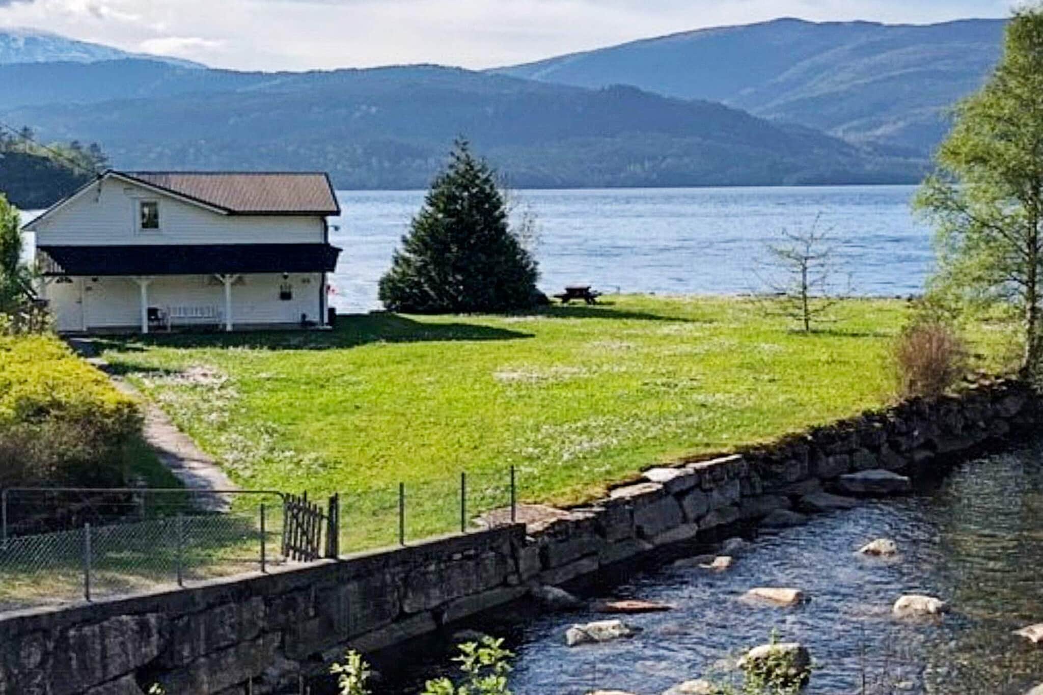 Cozy holiday home close to the water with a fantastic view of the fjord. The holiday home has a combined living room and kitchen with access to the terrace. Internet via fiber, speed 80/80 MBits, Altibox with Norwegian and a few international TV channels. Smart TV also for streaming. In each bedroom there is a double bed and a single bed. The house's lower floor is a boathouse, where the freezer is located and where there is space to store fishing equipment and filleting fish, filleting space also outside the boathouse. The boats lie in two buoys right outside the boathouse. Outside the holiday home is a large garden/lawn. The house is only a few kilometers from the Hardangervegen, a beautiful route that leads to Bergen, 45 kilometers away. Tysse is located in the middle of the beautiful region between Hardangerfjord and Bergen at the large foothills of Bjørnafjorden. The picturesque island world with its small villages and the deep blue water in the fjords inspires not only nature lovers, but also anglers. Nearby activities: Not far away is the foot of Folgefonnbreen, a summer ski center with ski lifts, cross-country skiing and ski hire. Guided glacier tours are also offered here - perfect for a little outdoor adventure. We also recommend a visit to Bergen with the Bryggen, the fish market and the aquarium. A trip with the cable car up the local mountain is also an impressive experience. For rent: 1x 12-foot rowing boat/Pioneer, NOK 800 per week 1x 10 HP Yamaha, NOK 800 per week 1x 18 ft boat/Øien 530F with 40 HP Yamaha, Garmin Echomap UHD 92sv Sonar, gps and chart plotter, 8 rod holders Bed linen NOK 150,-, towels NOK 50,- pr person.