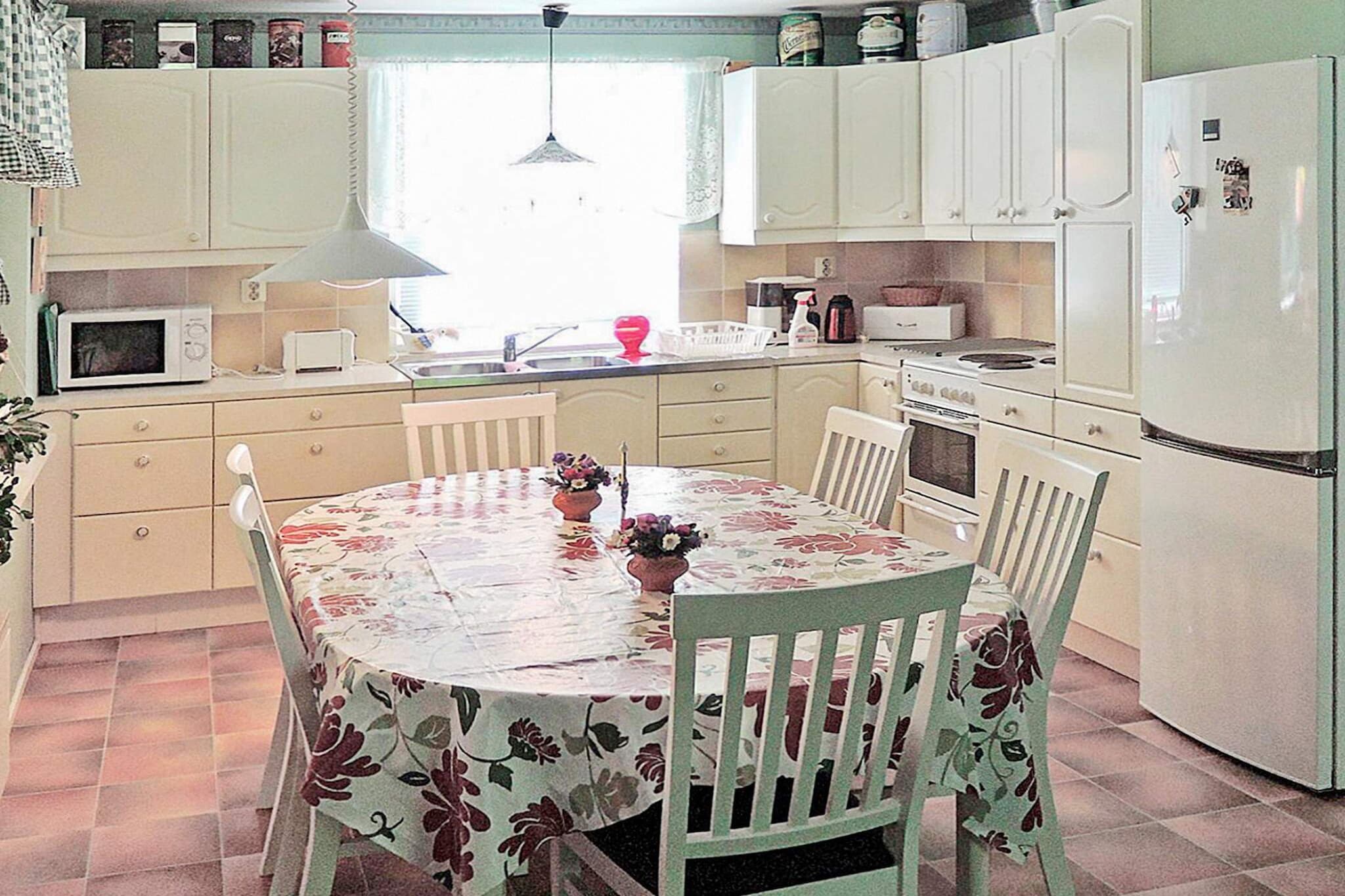 Kitchen(cooker(electric), hood, coffee machine, microwave, fridge-freezer, high chair), Living/bed room(TV(german television channels, swedish TV channels)), bedroom(double bed), bedroom(2x single bed), bedroom(2x bunk bed), bathroom(washbasin, shower, toilet, washing machine), heating(electric), courtyard(garden furniture, BBQ), air to air heatpump